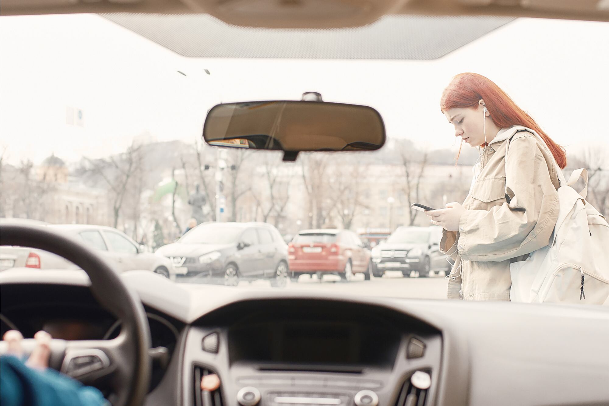 Hay que desincentivar el uso del celular en peatones, sobre todo en el momento de cruzar una calle o vía de tren