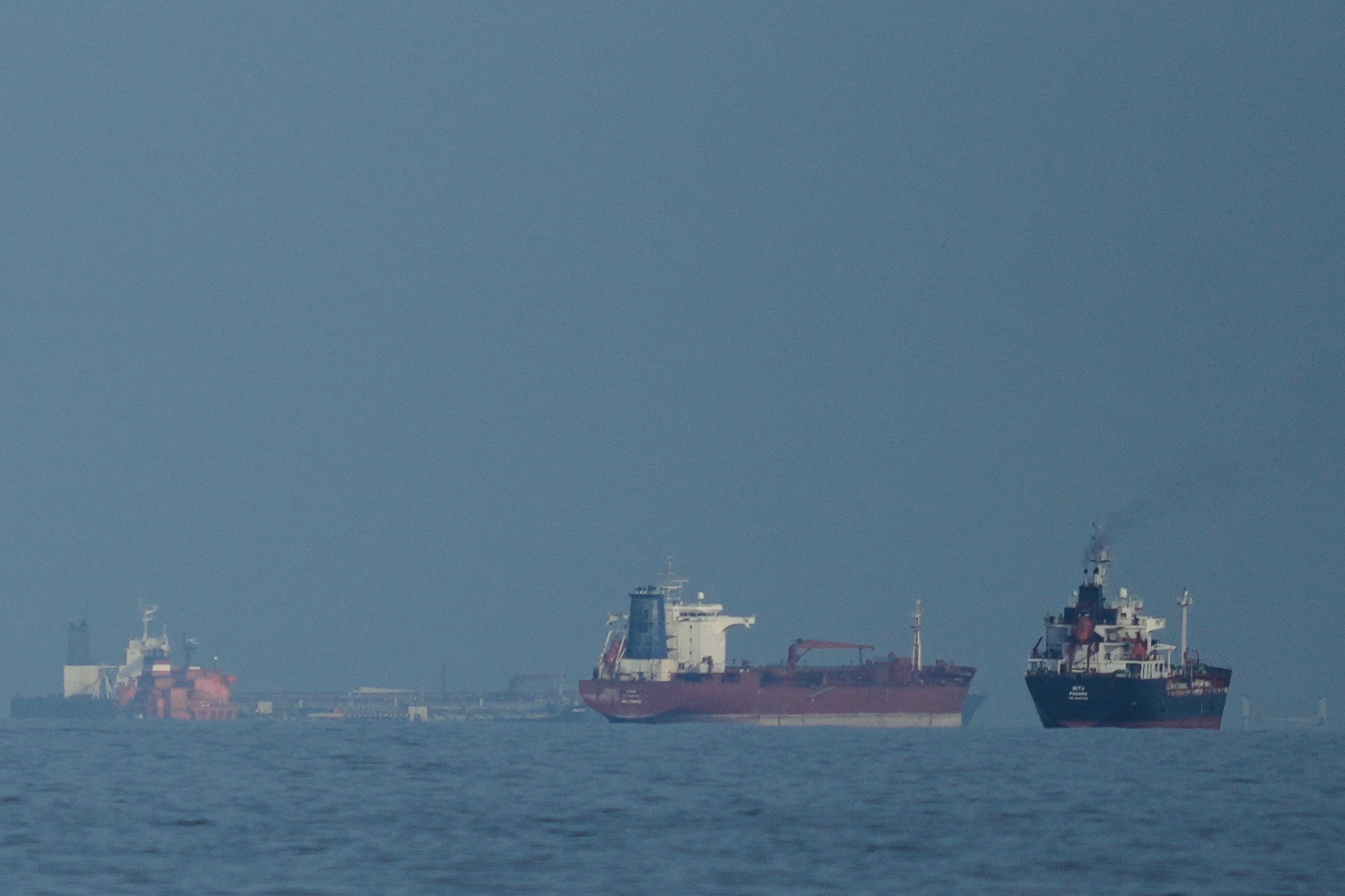 Buques petroleros y de carga alineados en el estrecho de Ormuz.