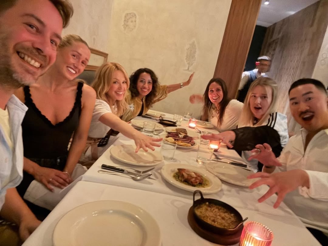 Kylie Minogue, junto a su equipo, en el restaurante de Fernando Trocca en Villa Pueyrredón