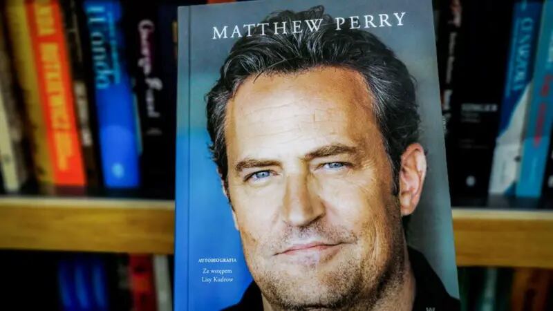 Un año antes de su muerte, Perry presentó su autobiografía, en la que detalló su incesante lucha contra las adicciones