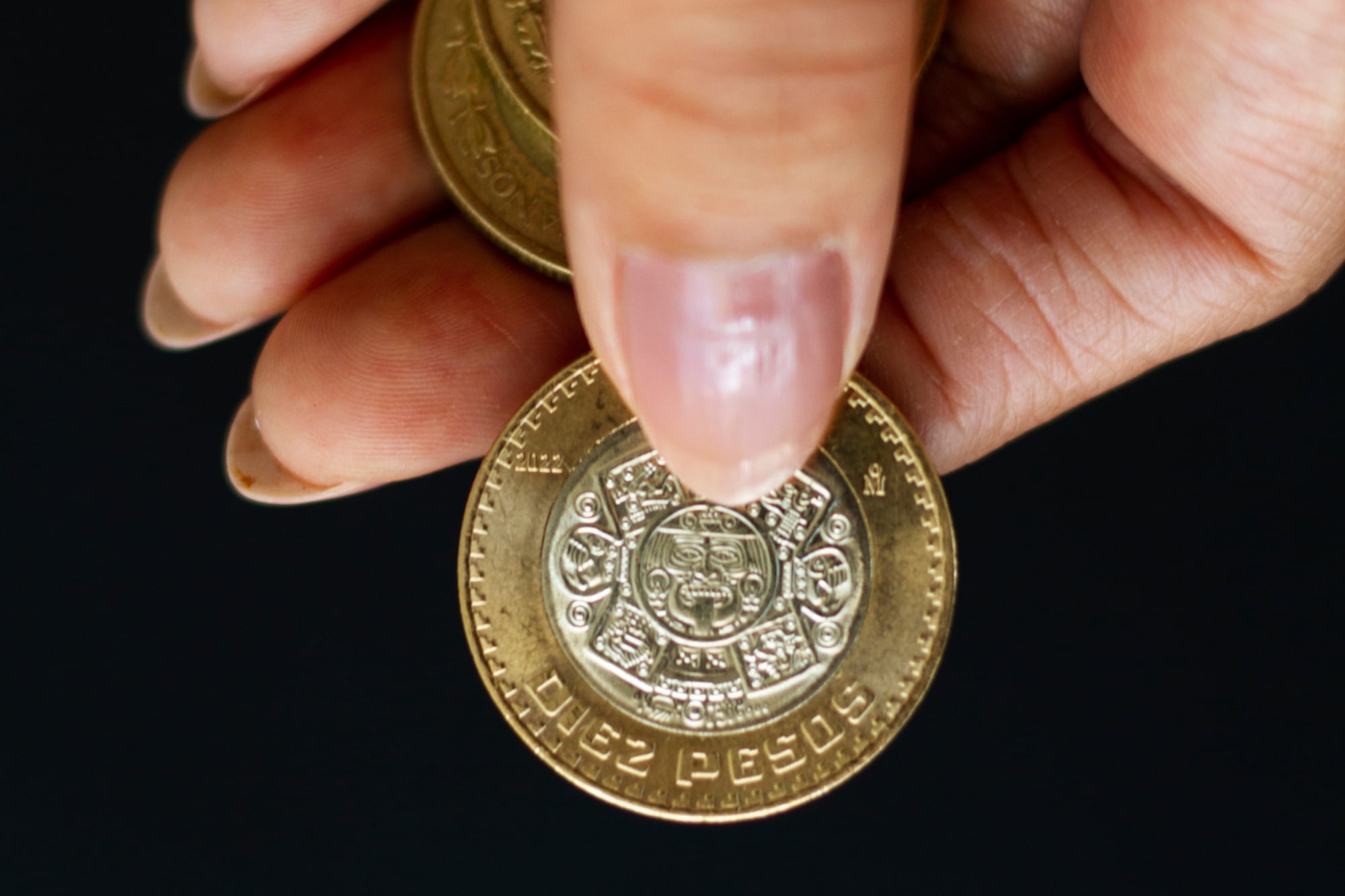 As of midday on Monday, the exchange rate remains below 18 pesos per US dollar