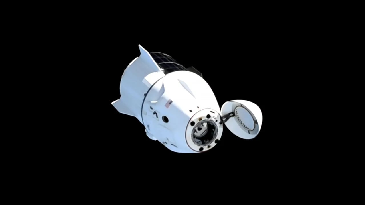 La nave espacial SpaceX Dragon con cuatro miembros de la tripulación a bordo sale de la Estación Espacial Internacional momentos después de desacoplar desde el puerto orientado al espacio del módulo Harmony