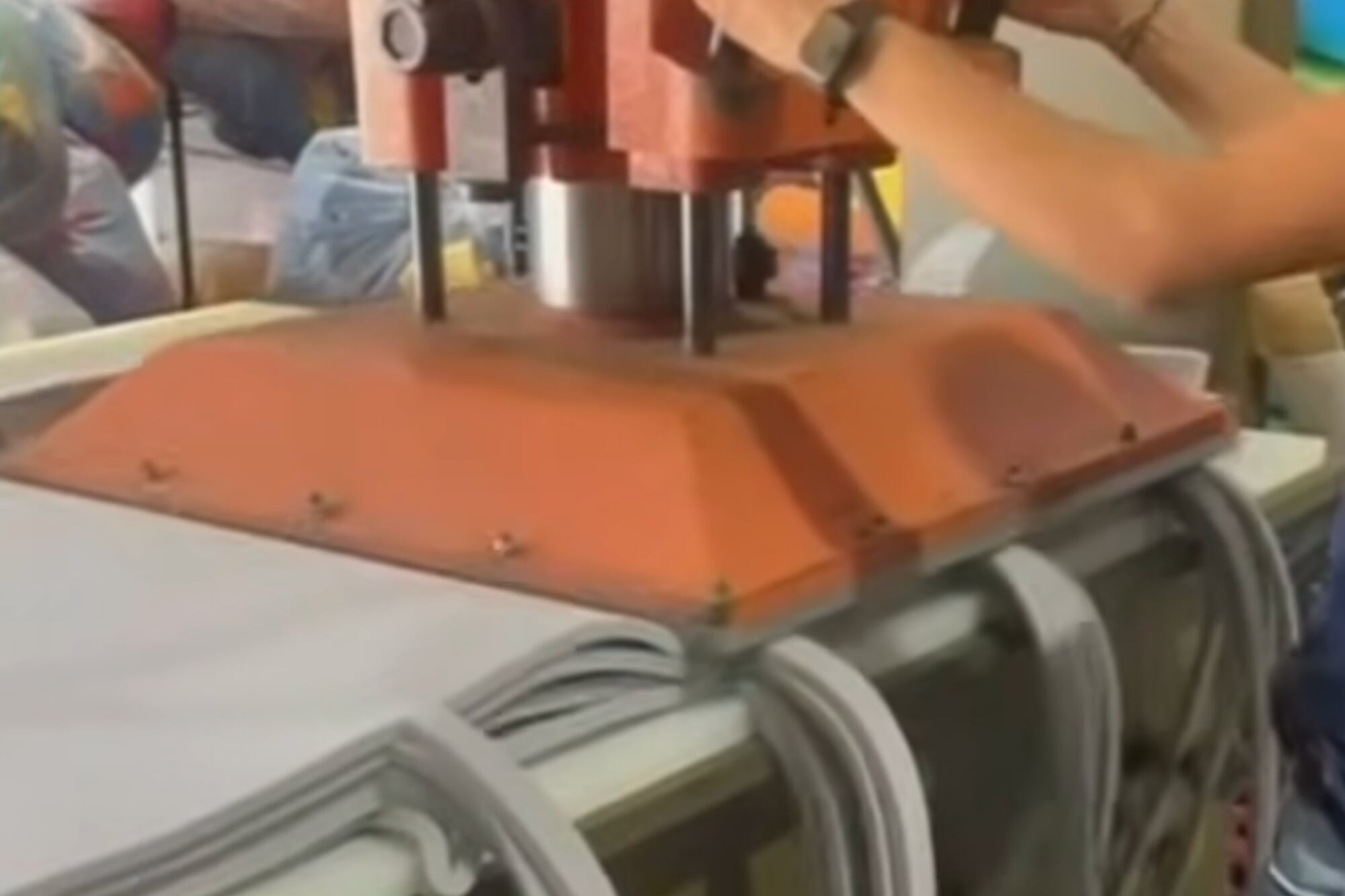 La idea original surgió durante una boda, con un accesorio pensado para animar el segmento festivo conocido como “la hora loca”