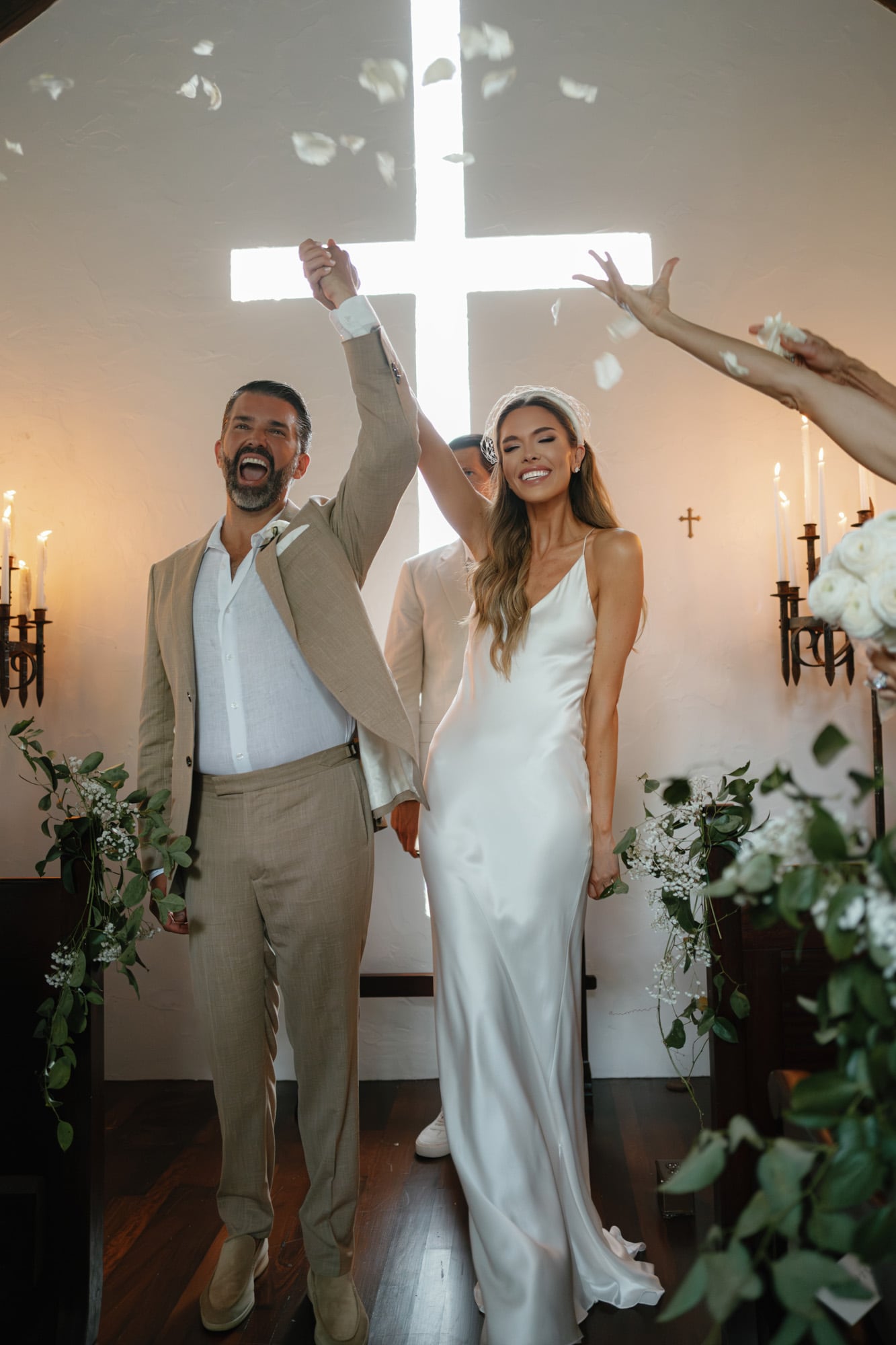 Los novios, exultantes, luego de la
ceremonia a la que asistieron menos de 20 invitados
