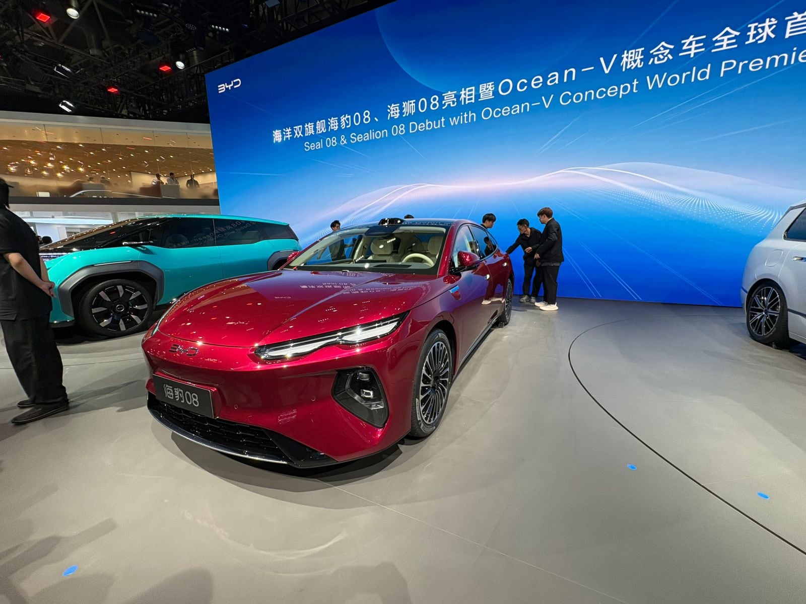 El sedán Seal 08, con la nueva generación de baterías, fue presentado globalmente por BYD en el salón