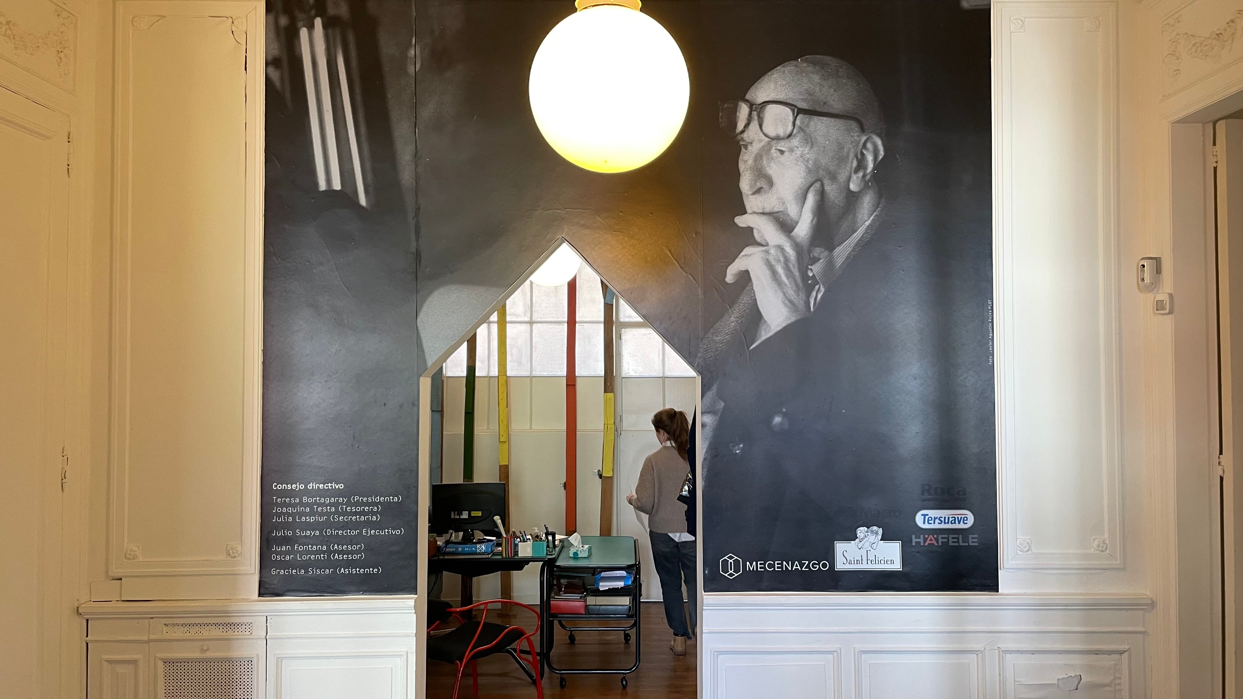 Sobre uno de los muros del hall principal, gigantografía con un retrato de Clorindo.