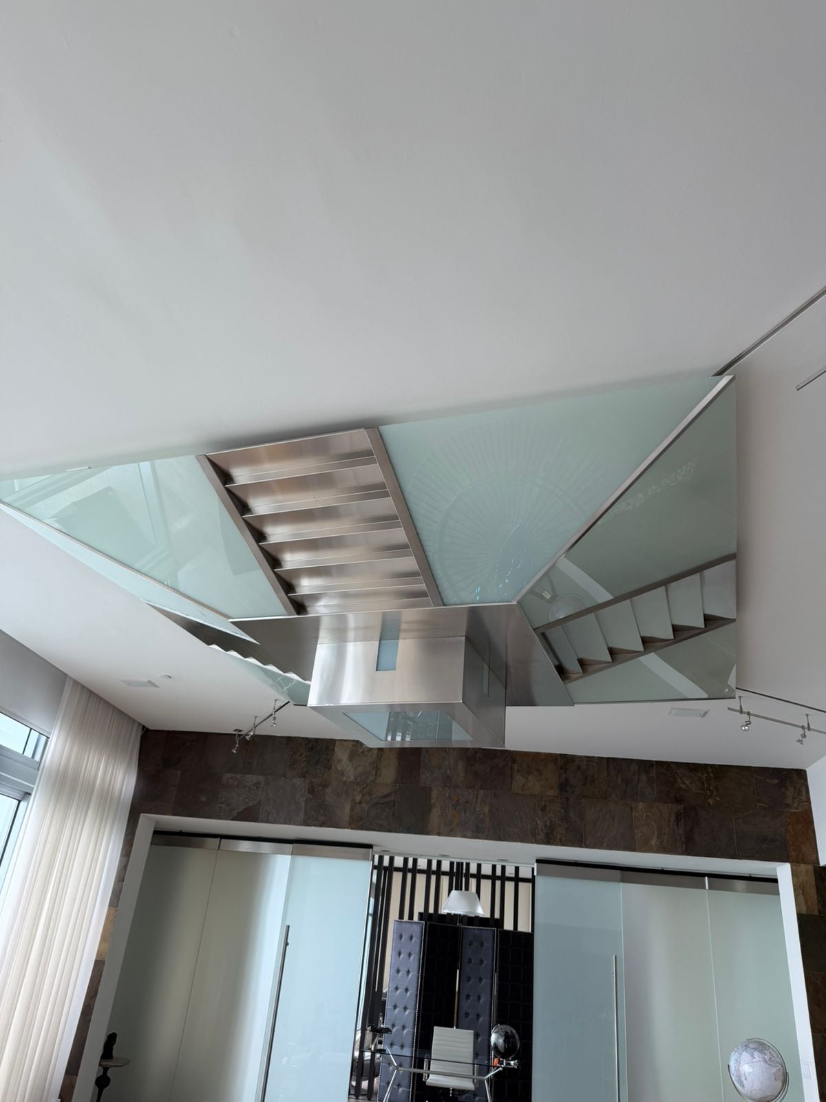 En el salón principal se mantiene la pirámide invertida de Chichén itzá que colocó el cantante, en honor a su apodo