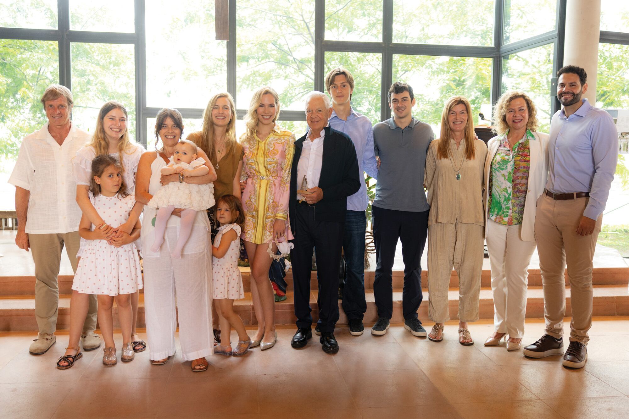De izquierda a derecha: Dante Galeazzi (marido de Marité Costantini), Candelaria Muniz Barreto, Mar Sanguinetti, Marité Costantini con Kahlo a upa, Delfina Muniz Barreto, Lou Sanguinetti, Elina, Eduardo, Joaquín Muniz Barreto, Gonzalo y Soledad Costantini, junto a Claudia Fantacci y Leonardo Fernández, madre y hermano de Elina