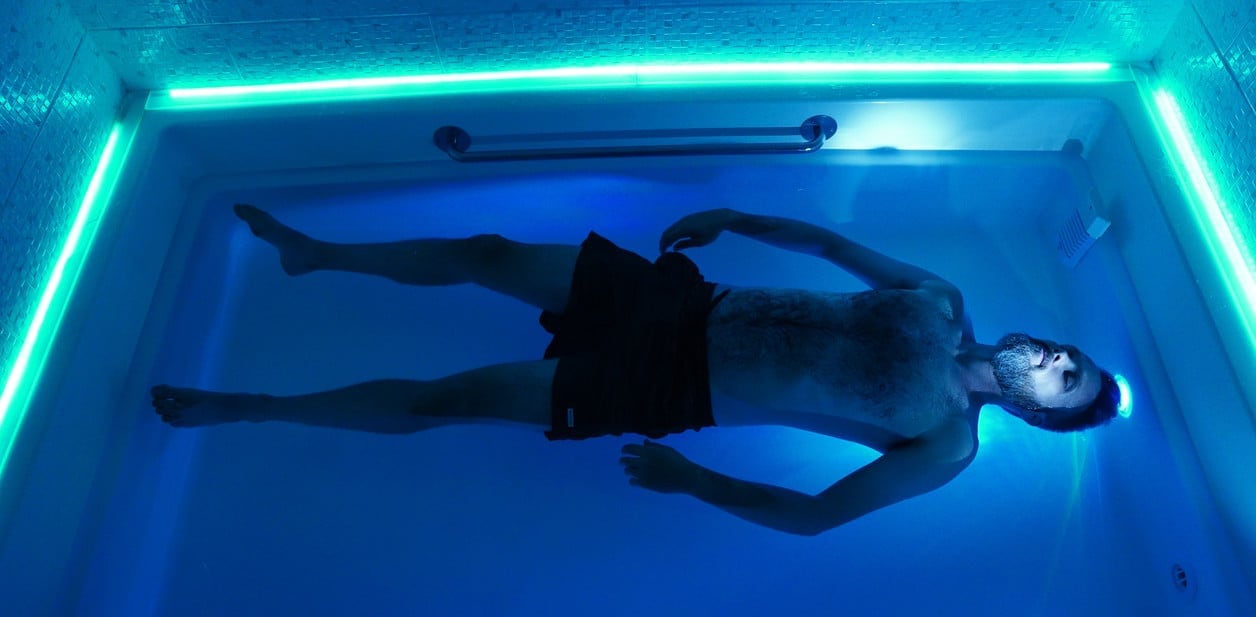 Cómo es la terapia de flotación que busca aliviar el estrés, la ansiedad y el insomnio