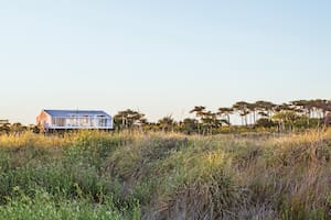 Rincón de Cobo. Una chacra marítima transparente se eleva entre paisajes soñados