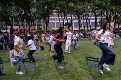 Al ritmo de los temas del momento, se arma la danza en torno a las sillas