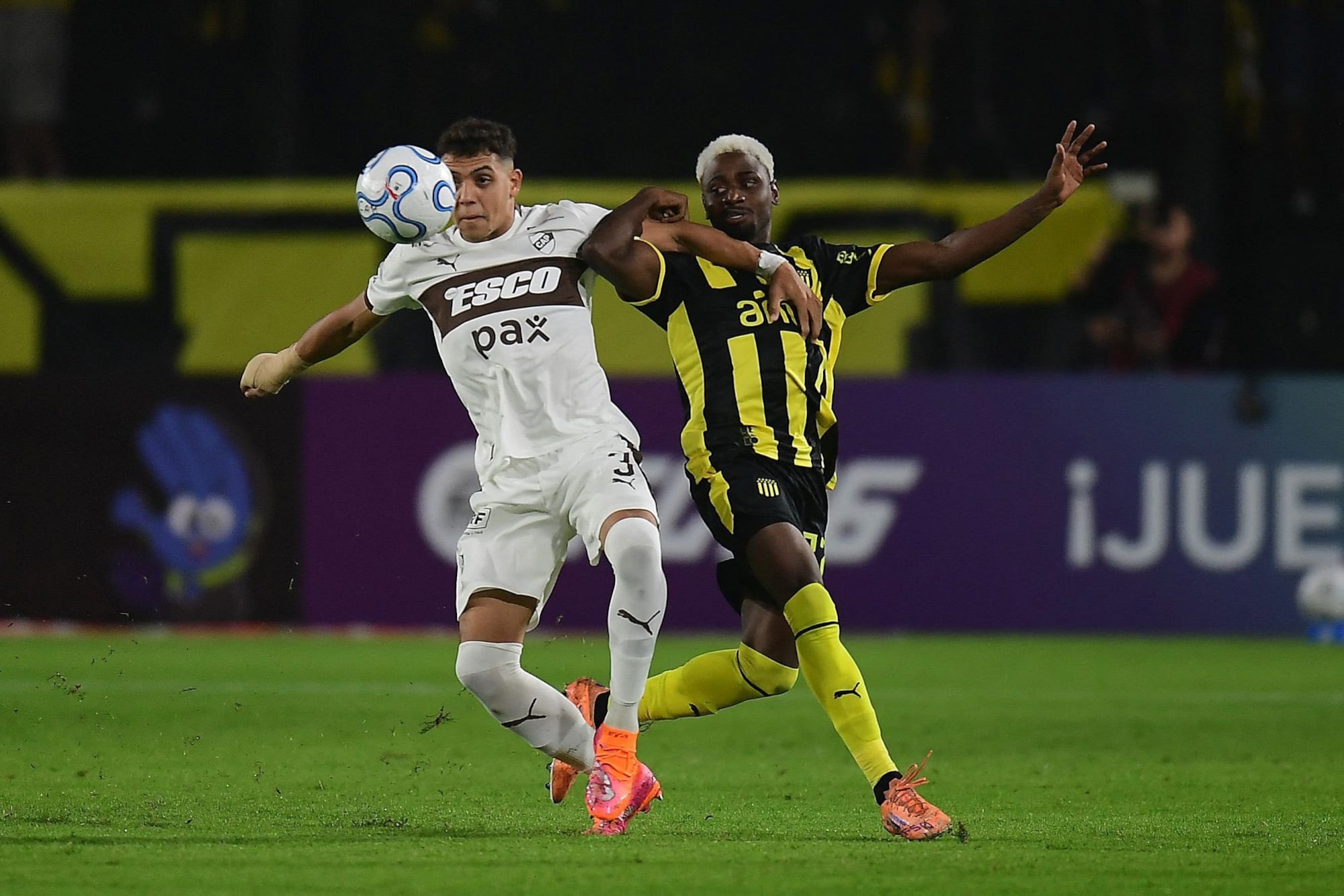 Hazaña en la Copa Libertadores: Platense venció a Peñarol en Uruguay en su primer viaje internacional 6 El partido dentro del partido: Tomás Silva vs. Luis Angulo; el defensor fue la lanza de Platense por la izquierda y asistió a Guido Mainero; el colombiano aprovechó un vacío dejado por su rival para desbordar y abastecer a Matías Arezo.