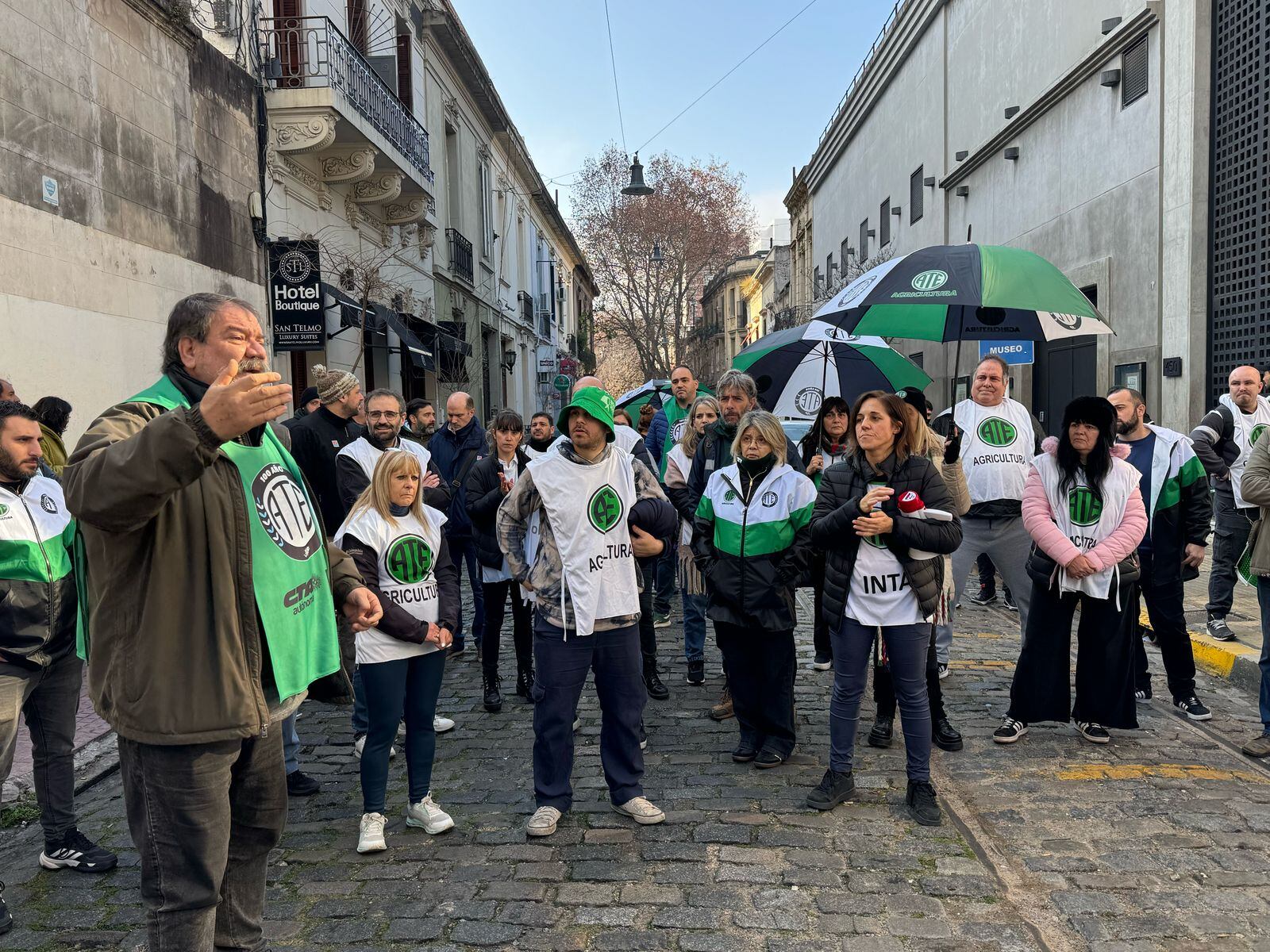 Trabajadores del INTA hicieron un ruidazo tras conocerse el decreto que impacta en el organismo