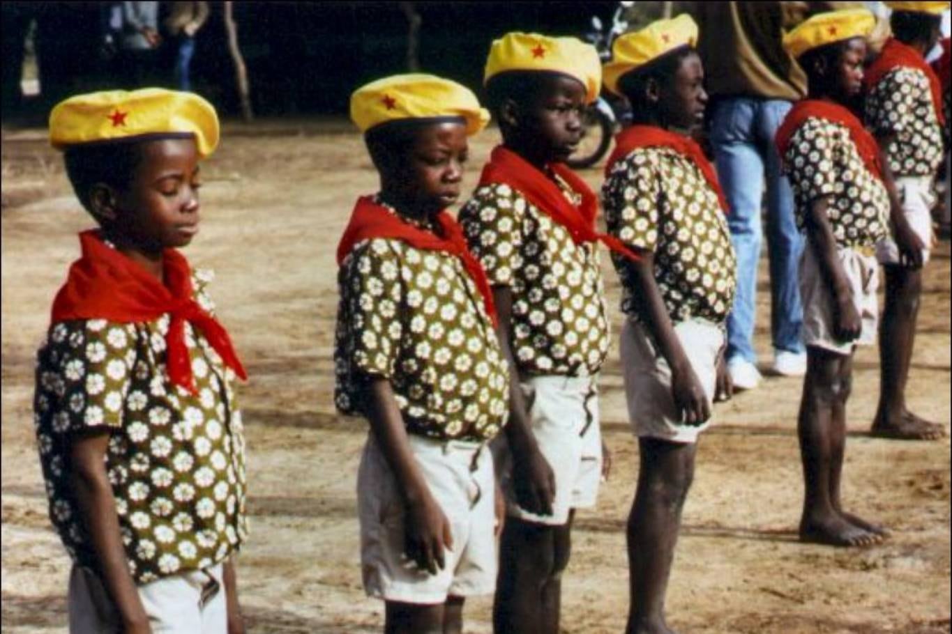 Niños burkineses con la boina de su líder, Thomas Sankara