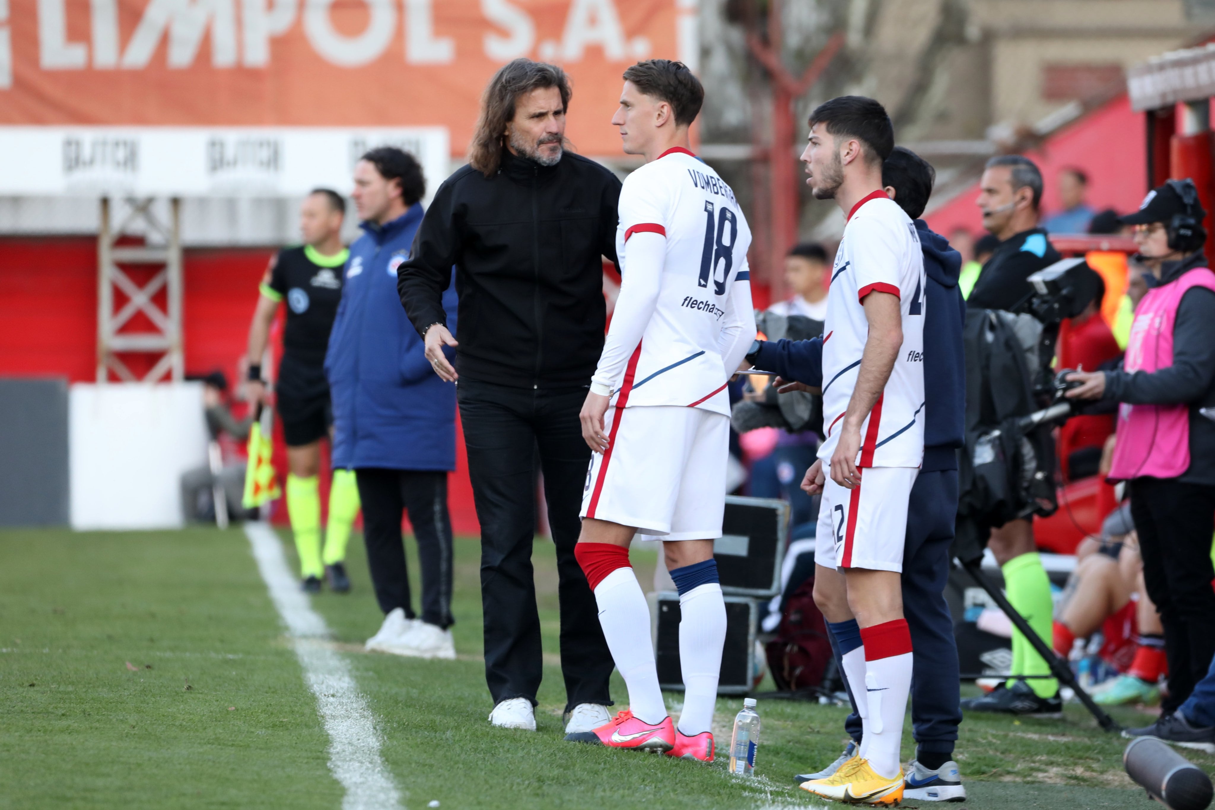 Ruben Insua le da indicaciones a Andrés Vombergar, antes de definir un partido para San Lorenzo