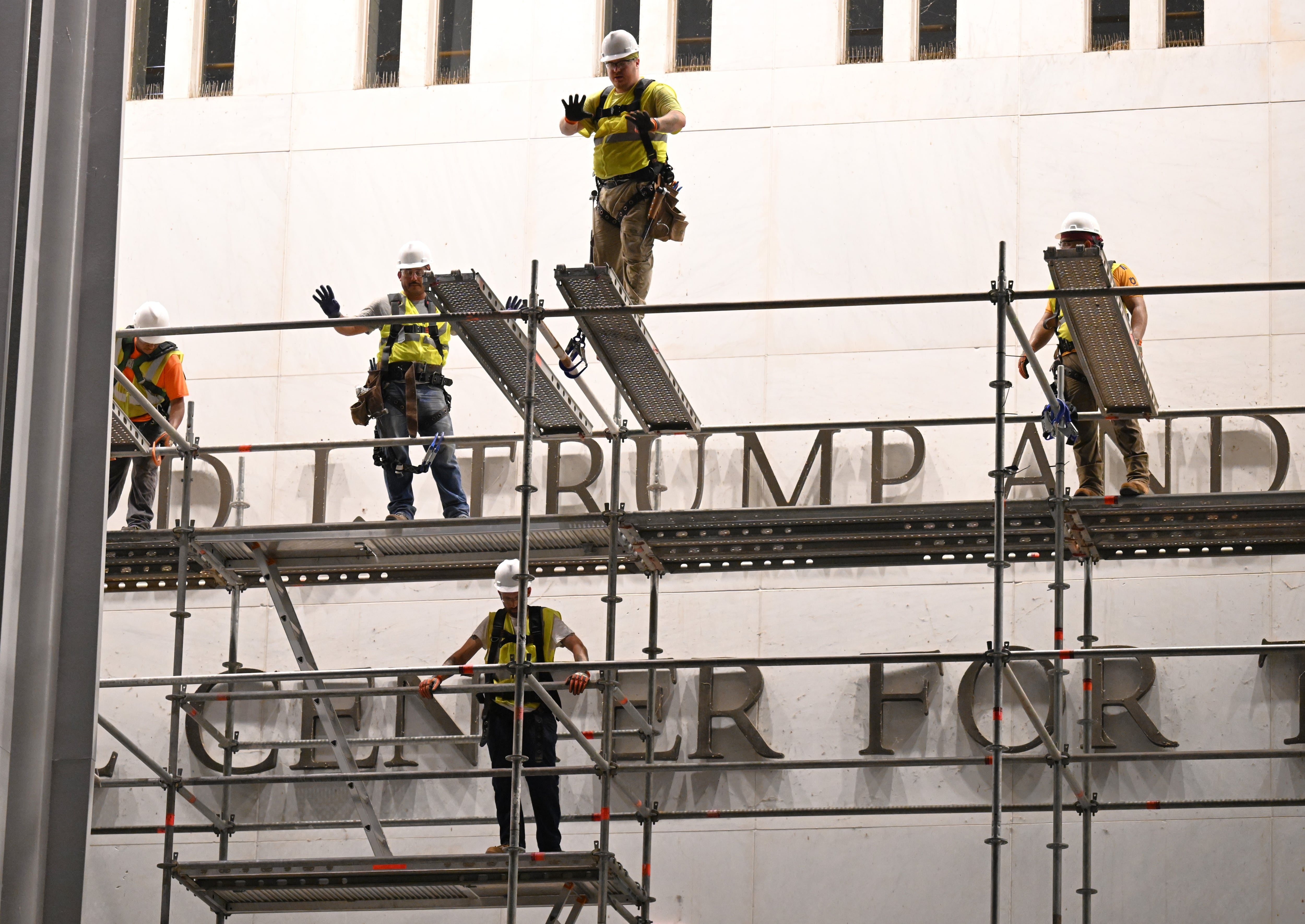 El nombre de Trump en el Kennedy Center, antes de que la Justicia ordenara retirarlo