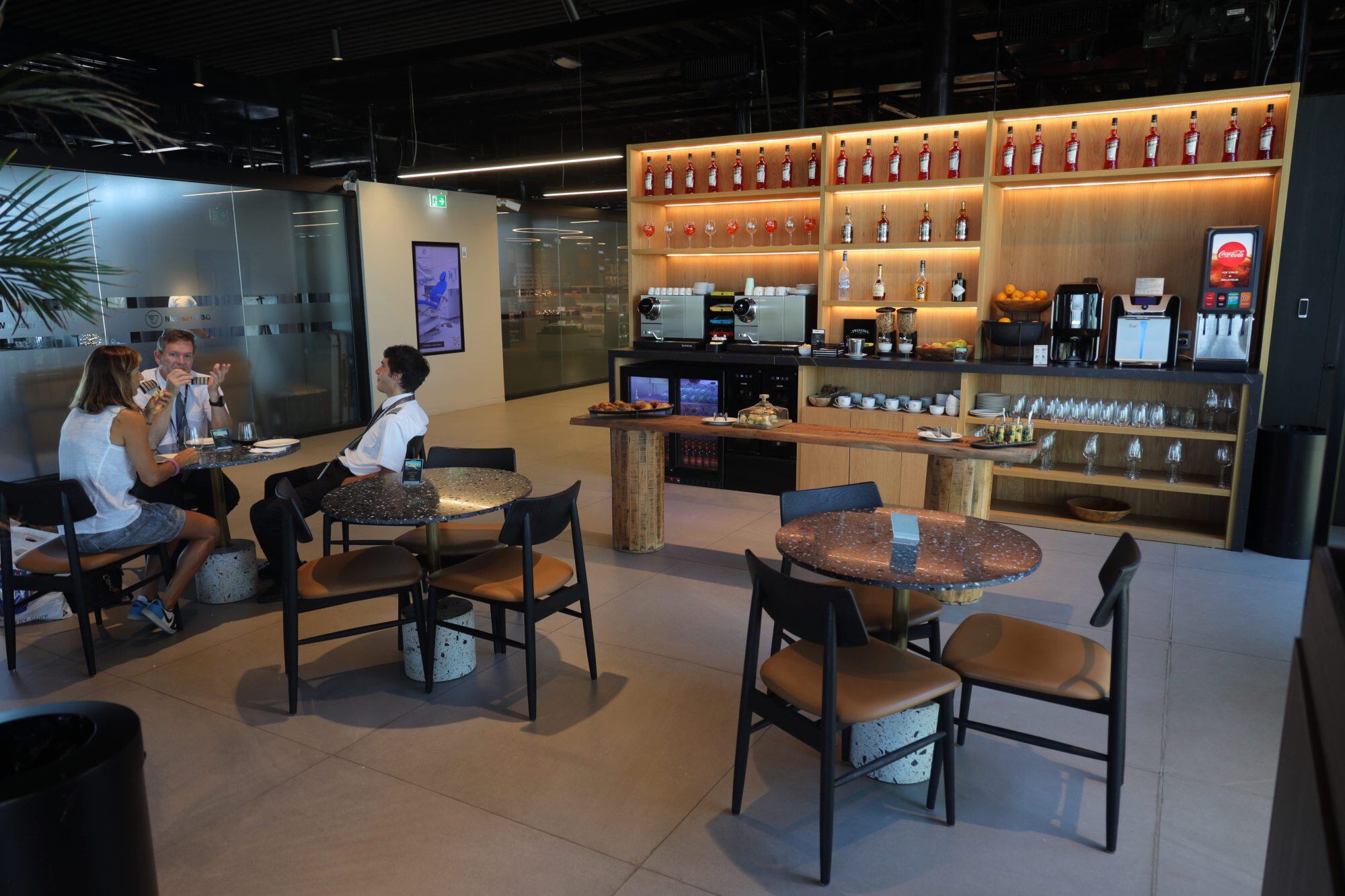 Así es el bar de la sala de preembarque de la terminal de vuelos privados