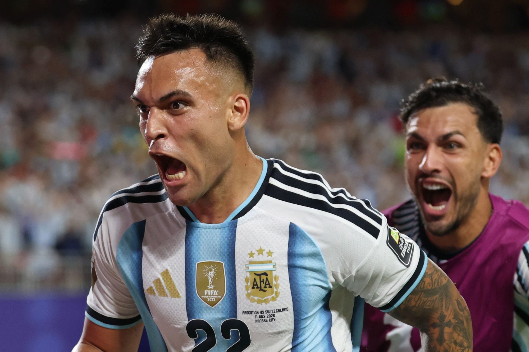 Lautaro Martinez y Leandro Paredes celebrando el último gol que definió el pase a las semifinales