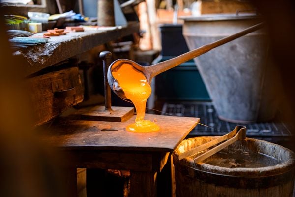 En Fornace Orsoni se crean manualmente esmaltes, hojas de oro y una infinita gama de colores mediante un proceso casi alquímico que sigue los métodos tradicionales de los maestros vidrieros