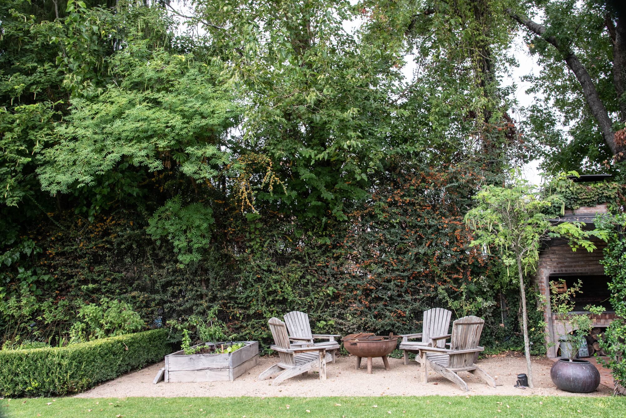 Séctor del fogón que se armó sobre binder dolomita, bajo la sombra de un árbol vecino Bauhinia forficata.