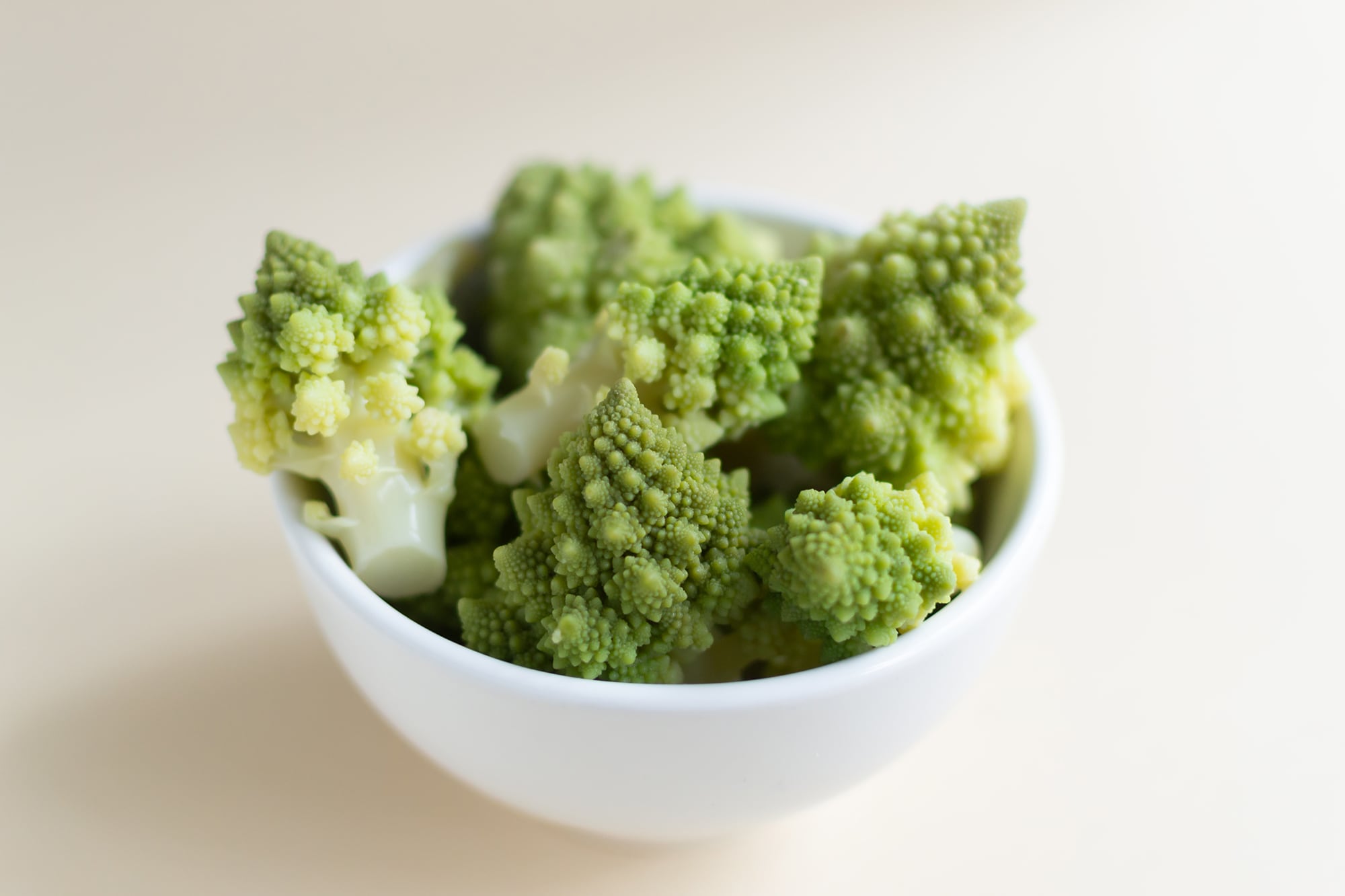 El romanesco es apto para consumo de: personas con colesterol elevado, quienes necesiten mejorar el tránsito intestinal y la función inmunológica y personas que sigan el patrón de alimentación DASH