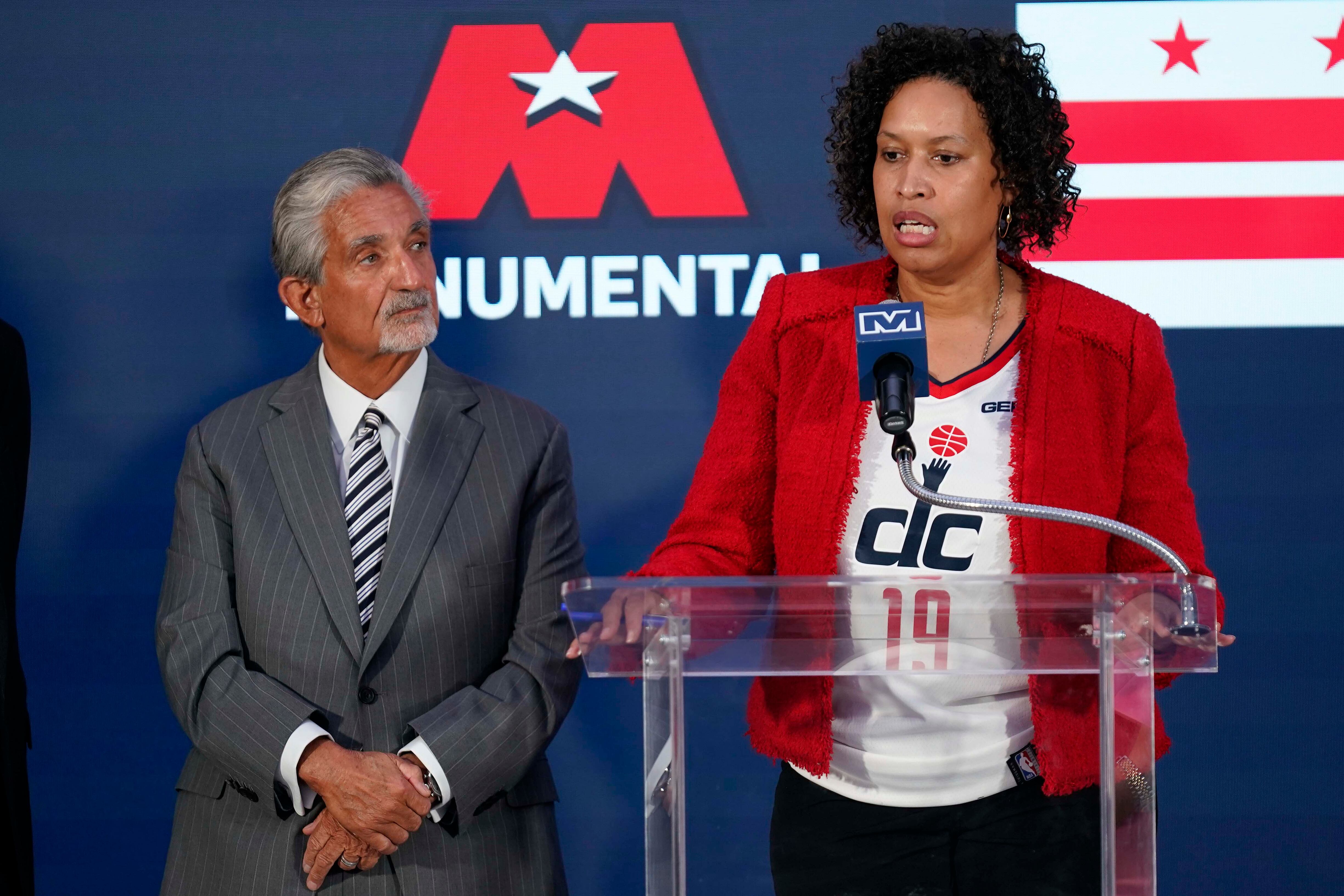 Muriel Bowser (derecha), alcaldesa de Washington D.C. habla en una conferencia de prensa junto a Ted Leonsis, dueño de los Wizards y los Capitals, el miércoles 27 de marzo de 2024
