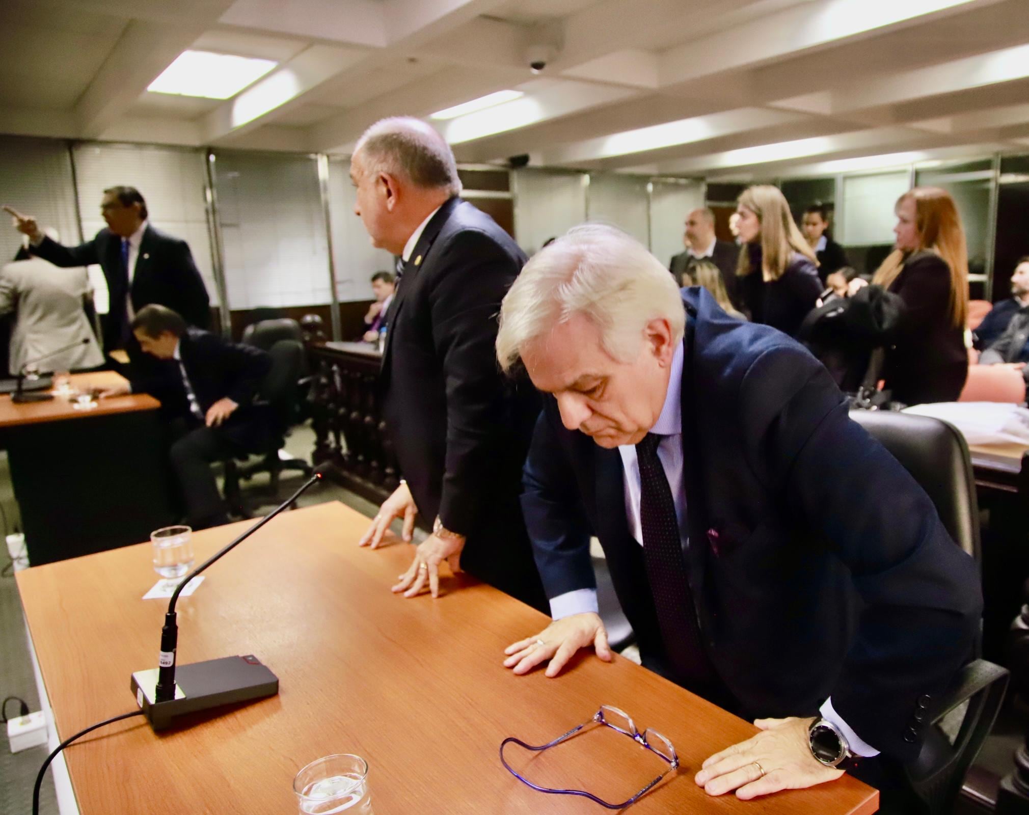 Luis Juez y Alberto Maques, los consejeros acusadores; al fondo, Alfredo López se dirige al tribunal tras conocer el fallo que lo removió de su cargo