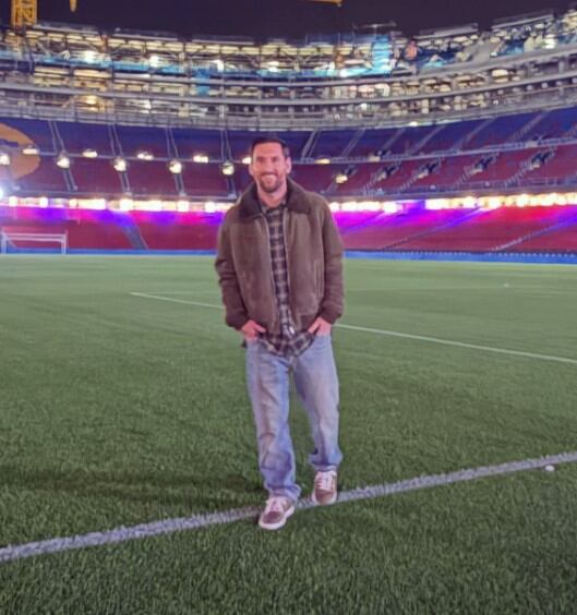 Messi sonríe en su regreso al estadio del Barcelona