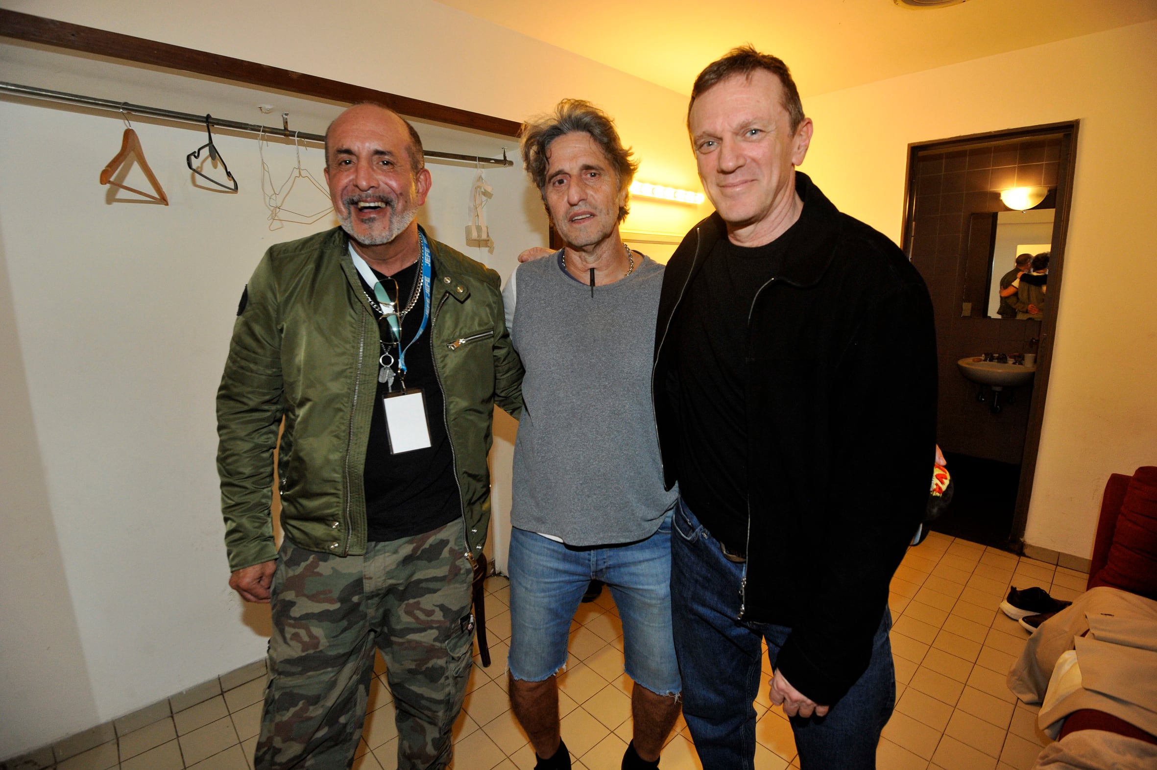 Luego del estreno, Alejandro Fiore pasó por el camarín de la sala teatral para saludar y felicitar a sus compañeros de Los simuladores. El cuarto integrante del querido grupo de especialistas en resolver problemas, Martín Seefeld, no estuvo presente