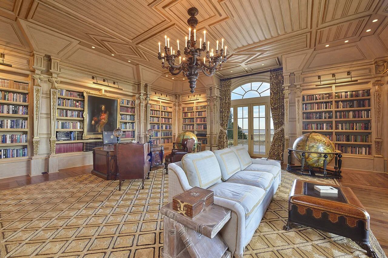 El escritorio de Jeffrey Epstein en Zorro Ranch, con una inmensa biblioteca (foto: realtor.com). Si bien la casa salió a la venta en 27,5 millones de dólares, el político republicano Huffines pagó solo 13,4 millones. Parecida fue la liquidación de la mansión de Epstein en Manhattan, originalmente ofrecida a la venta en 88 millones de dólares, pero finalmente vendida en 51 millones de dólares.