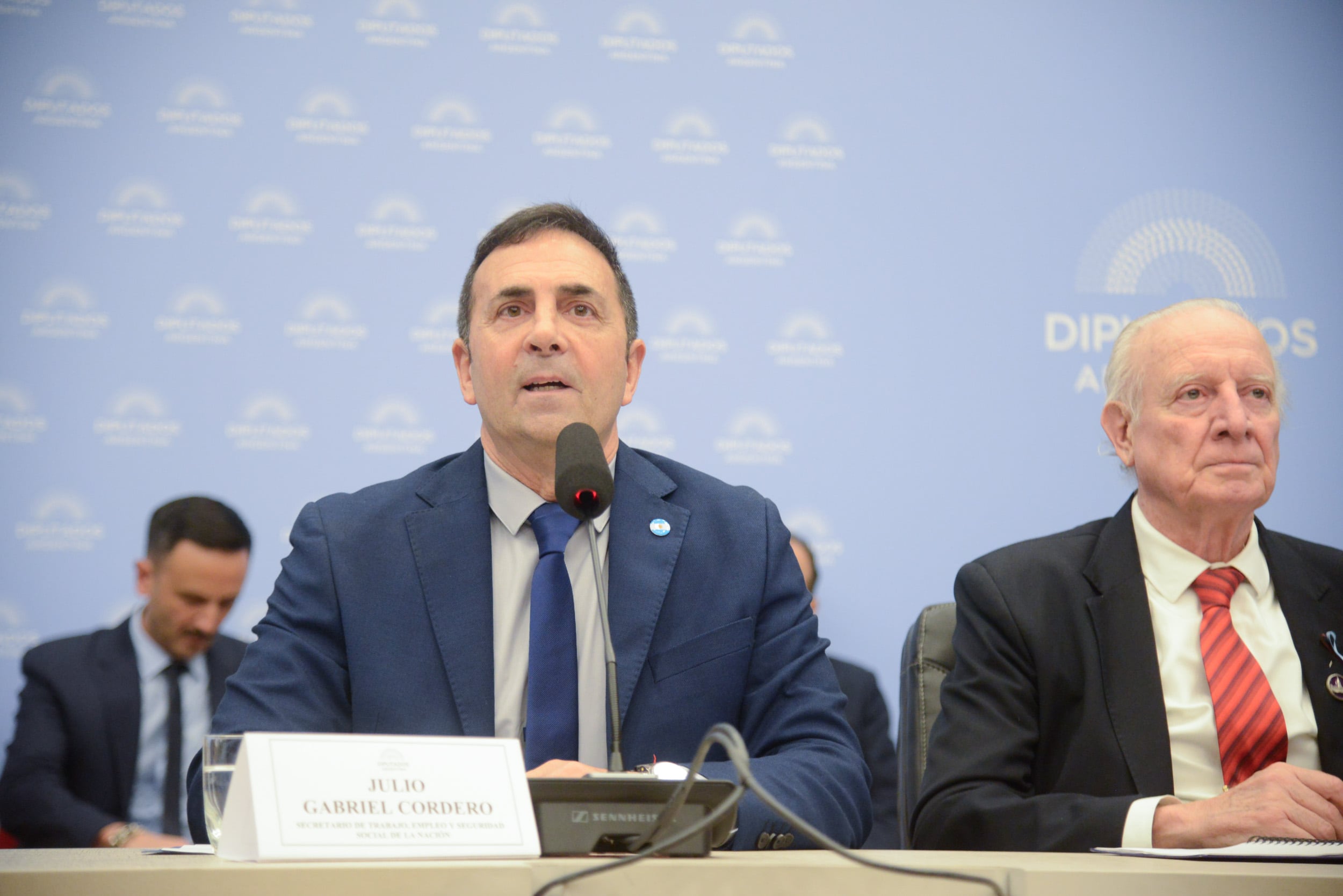 Julio Cordero durante la sesión de Diputados en Comisión