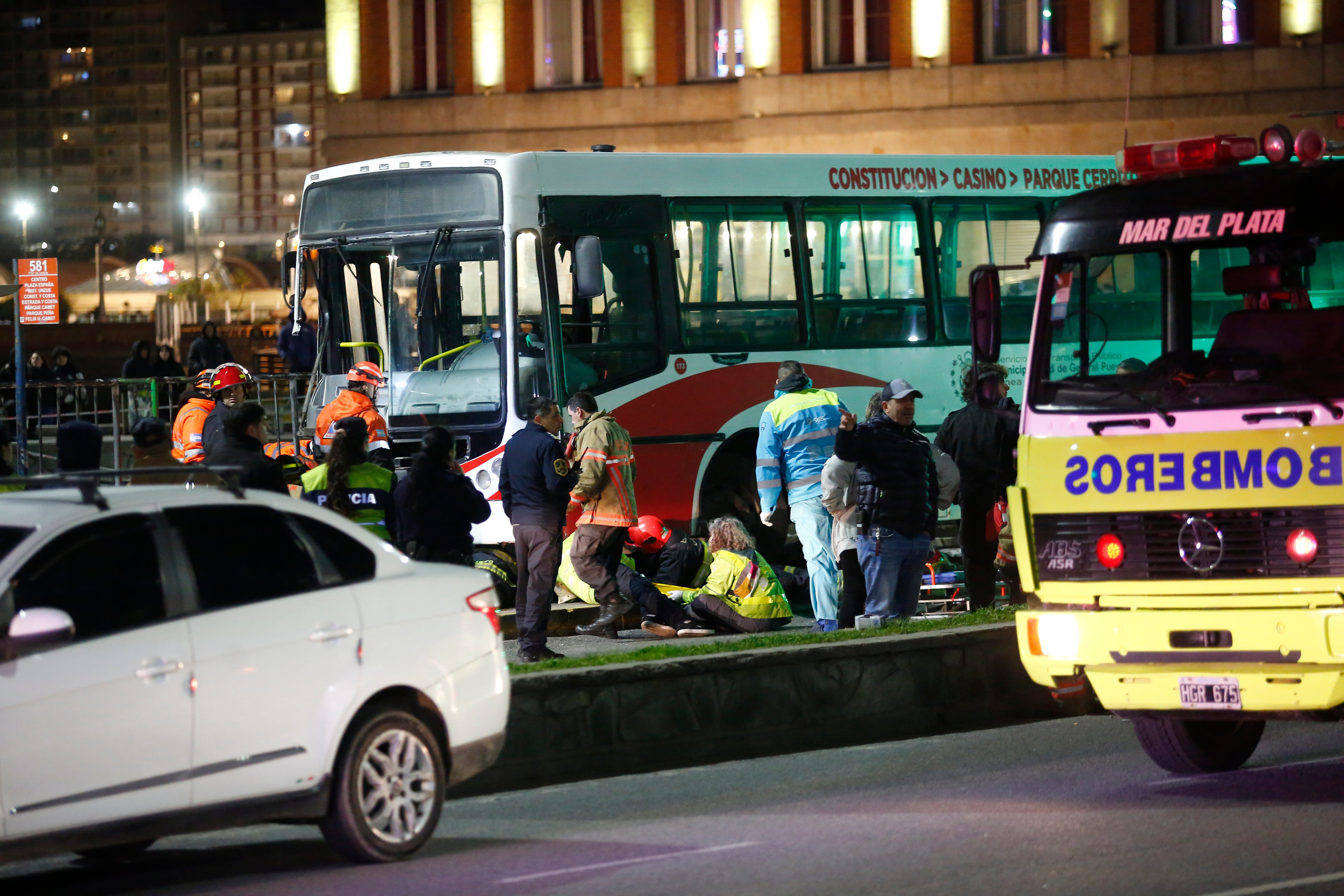 Qué pasó en Mar del Plata con el colectivo que perdió el control frente a la rambla y arrolló a varias personas