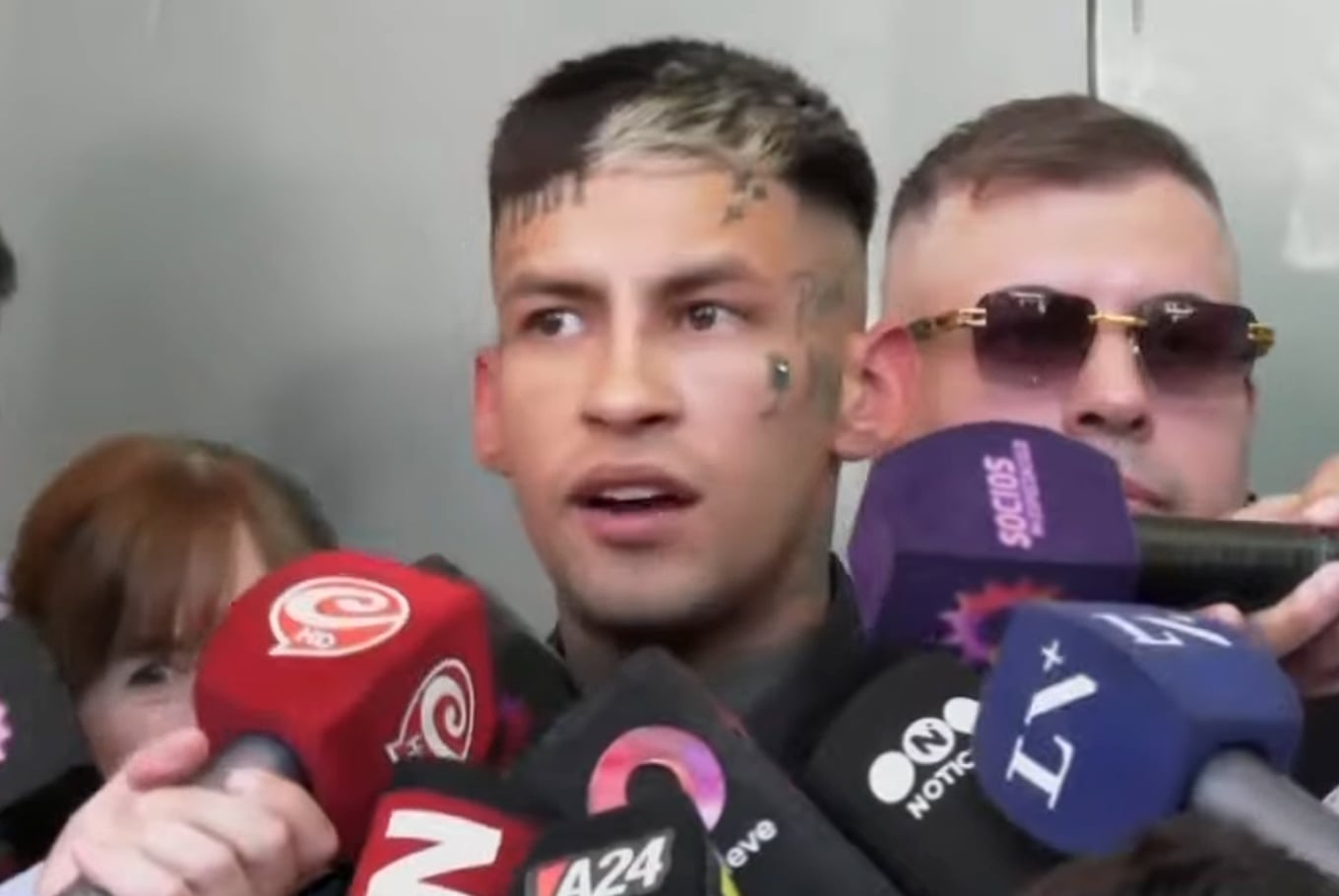 En 2023, el cantante pasó algunos meses en prisión, acusado de privación ilegítima de la libertad, amenazas simples y tenencia de armas de fuego