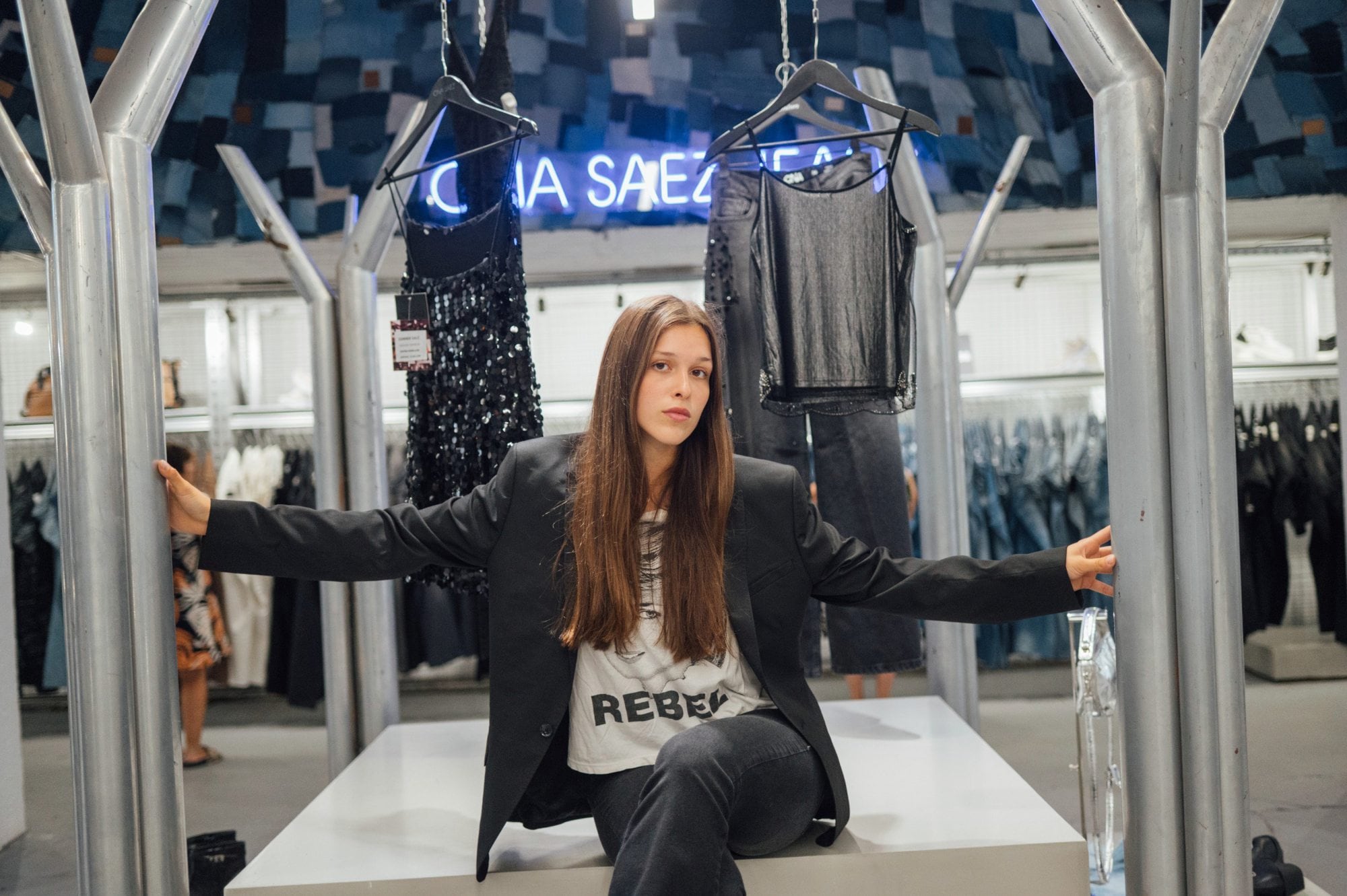 Luján Saez en el local de la Factory de Ona Saez, donde creció entre telas, talleres y desfiles y hoy desarrolla su proyecto personal