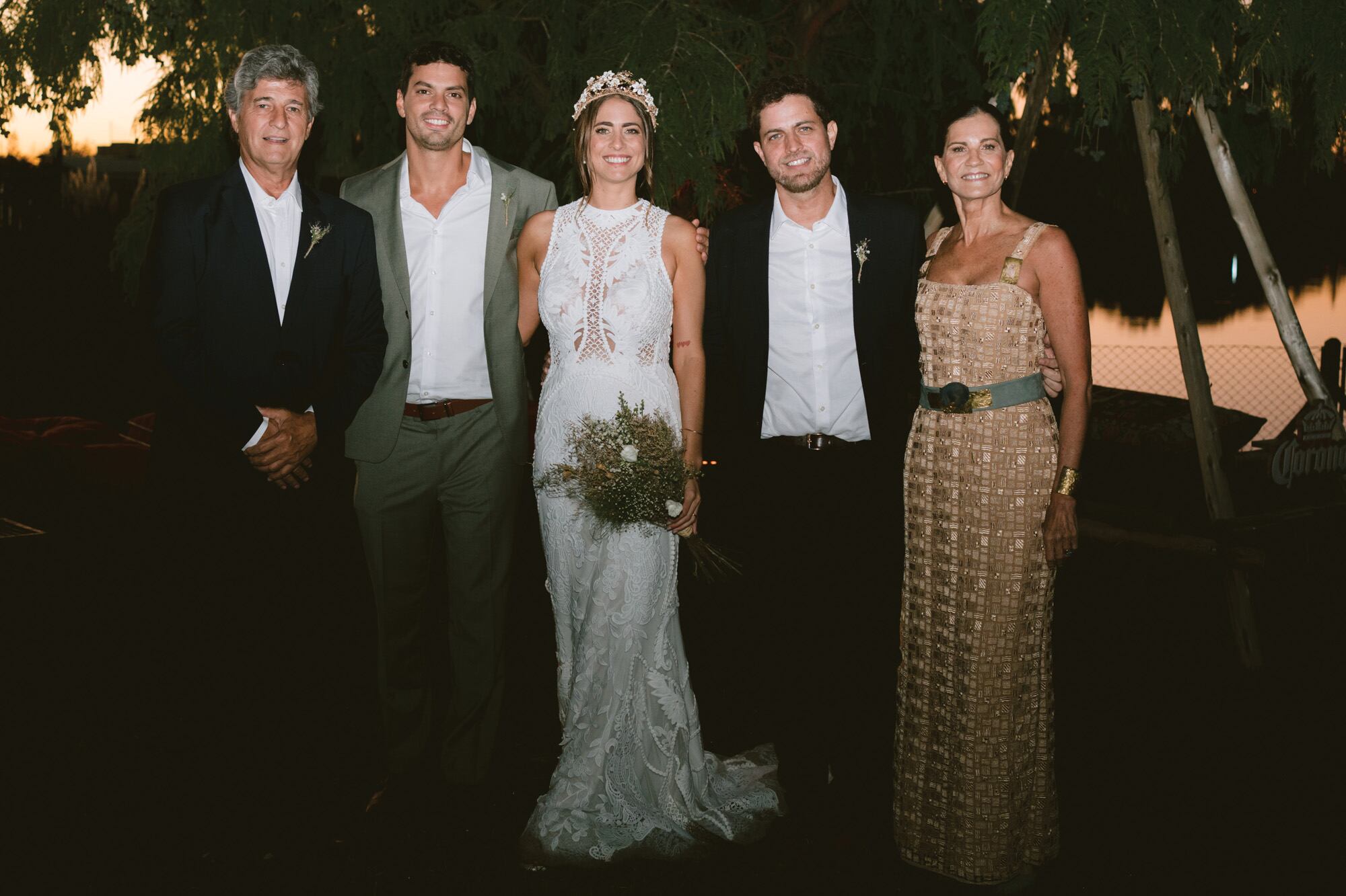 Mateo posa con sus suegros, Enrique Solanet y Fernanda Nogues, y su cuñado, Lucas.