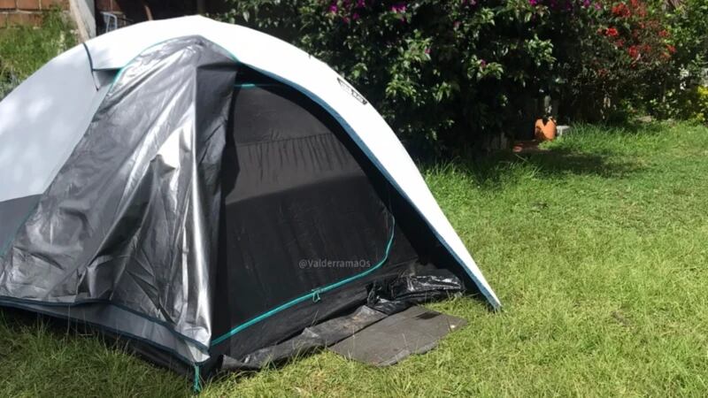 En su cuenta de Instagram @losvalderramaviajeros esta familia muestra su viaje, como la carpa en la que duermen la mayoría de noches