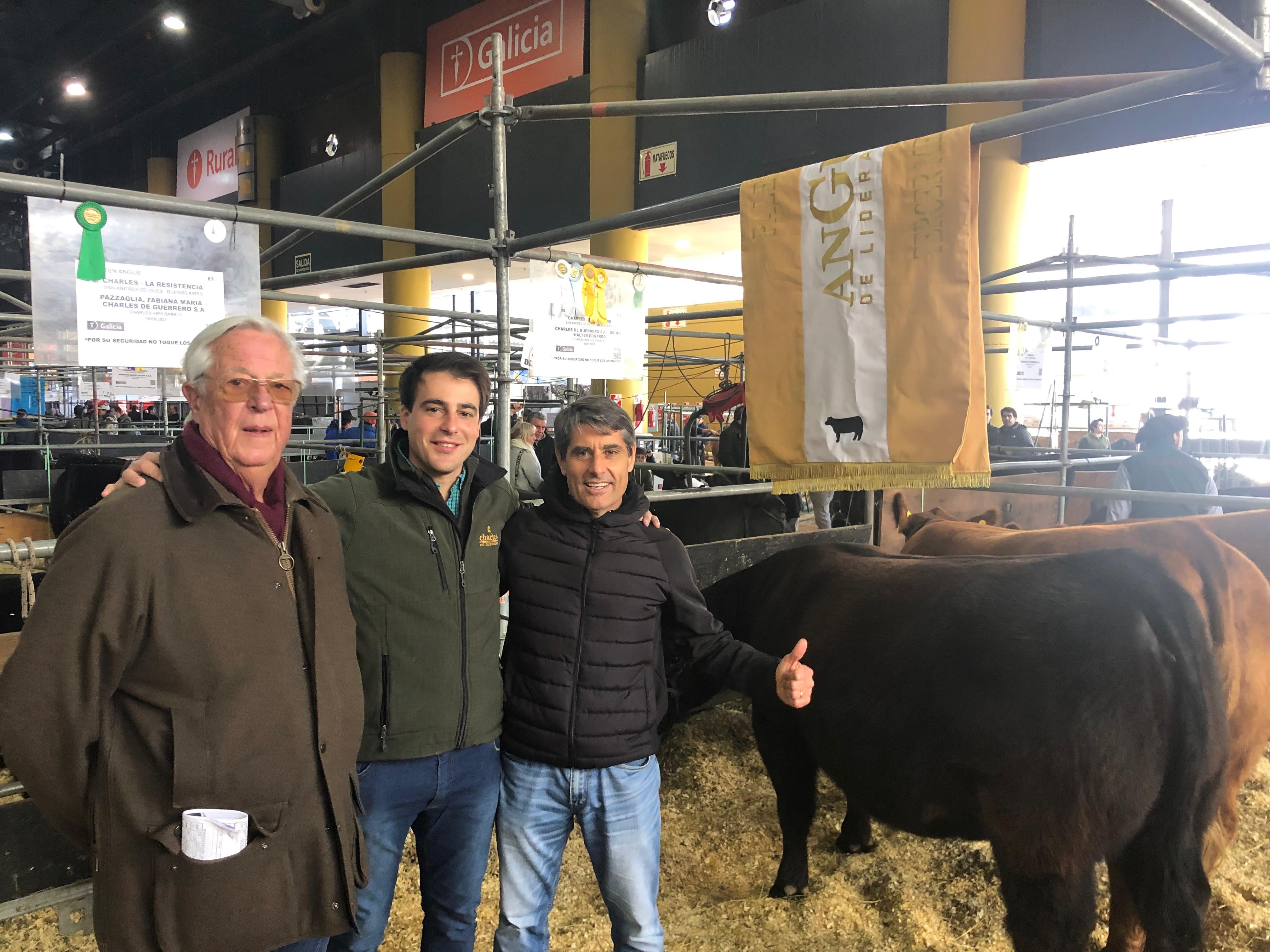 Carlos Guerrero junto a Pepe y un colaborador en su fila de Palermo