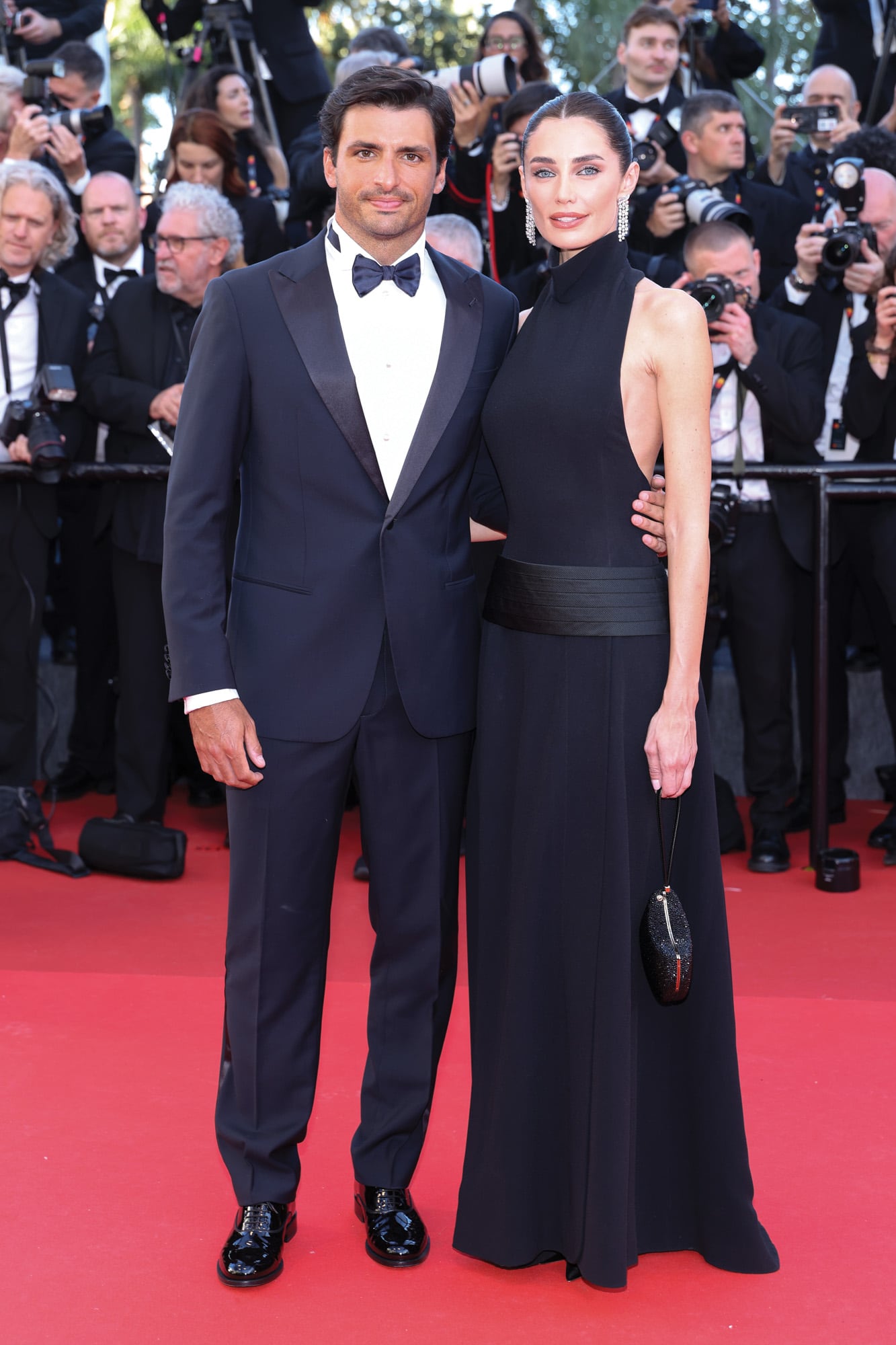 El piloto español de F1 Carlos Sainz y la modelo escocesa Rebecca Donaldson vistieron looks de Giorgio Armani. Ella acompañó su look con un bolso de Bvlgari