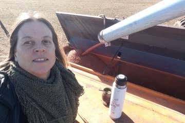 Criada entre terneros y tractores, hoy siembra y cosecha junto a su familia