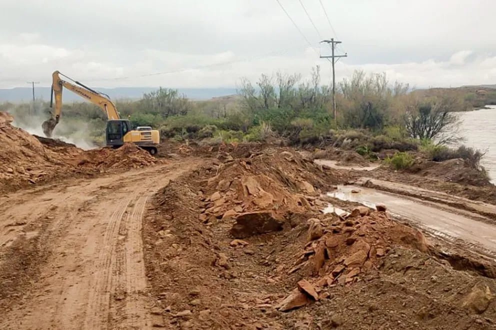 Se desplegaron maquinarias y cuadrillas para limpiar desagües y cauces, defensas y obras de contención en distintos puntos de la provincia.