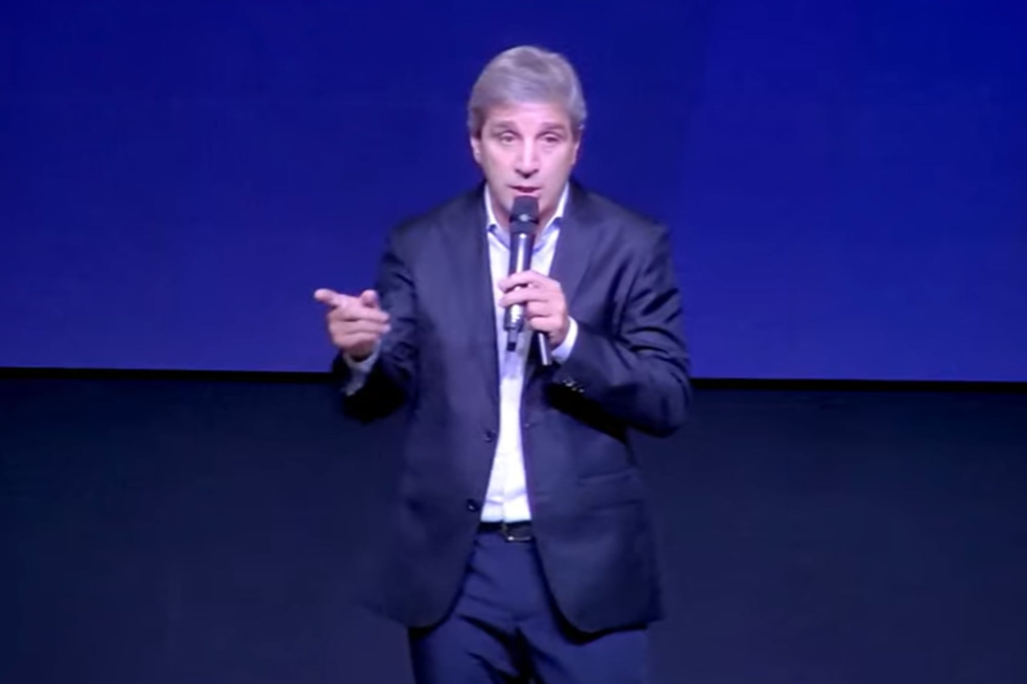 El ministro de Economía, Luis Caputo, en su discurso en la Bolsa de Comercio de Rosario