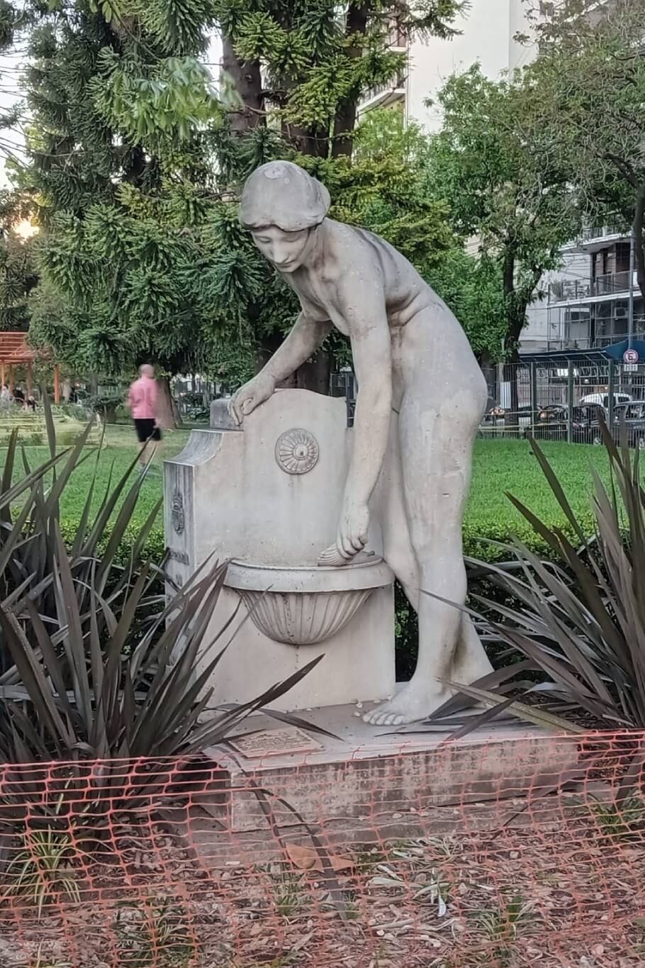 La Fuente Catalana o Fuente de la Doncella fue un regalo de la comunidad de Cataluña en la Argentina a Buenos Aires y, debido a su desnudez, fue desterrada del Parque Rivadavia, aunque regresó 39 años después