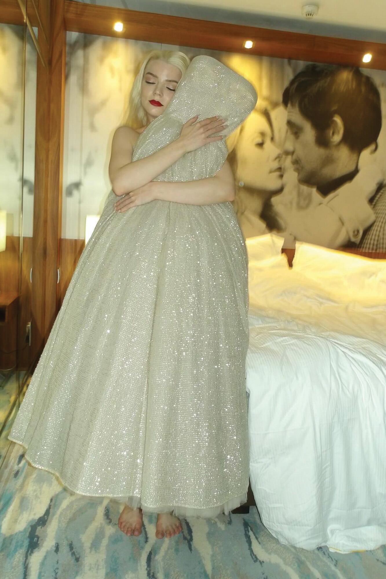 La emoción con la que Anya sostiene su vestido en la habitación del Hotel Martínez, donde se alojó durante su estadía en Francia.