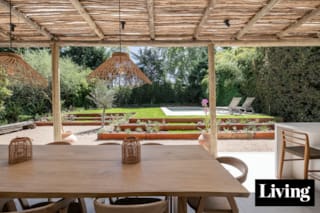 Más luz y mejores vistas: la reforma que abrió la cocina y el living de una casa familiar al jardín