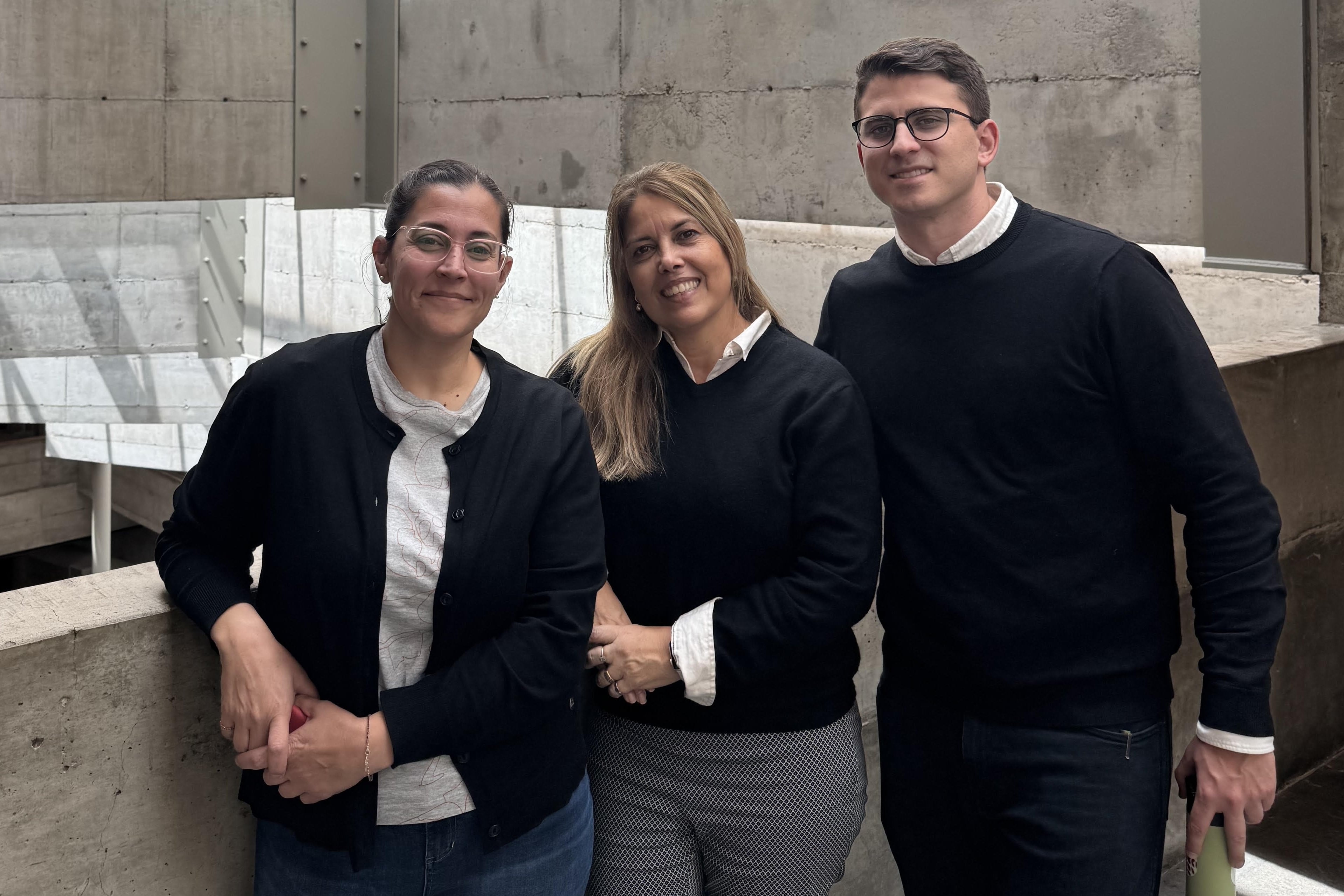 Anabela Guilarducci, María Gabriela Paraje y Pablo Montequín, de CalFix, una startup de base tecnológica que desarrolló un método para reparar fisuras en el hormigón con bacterias que producen calcita