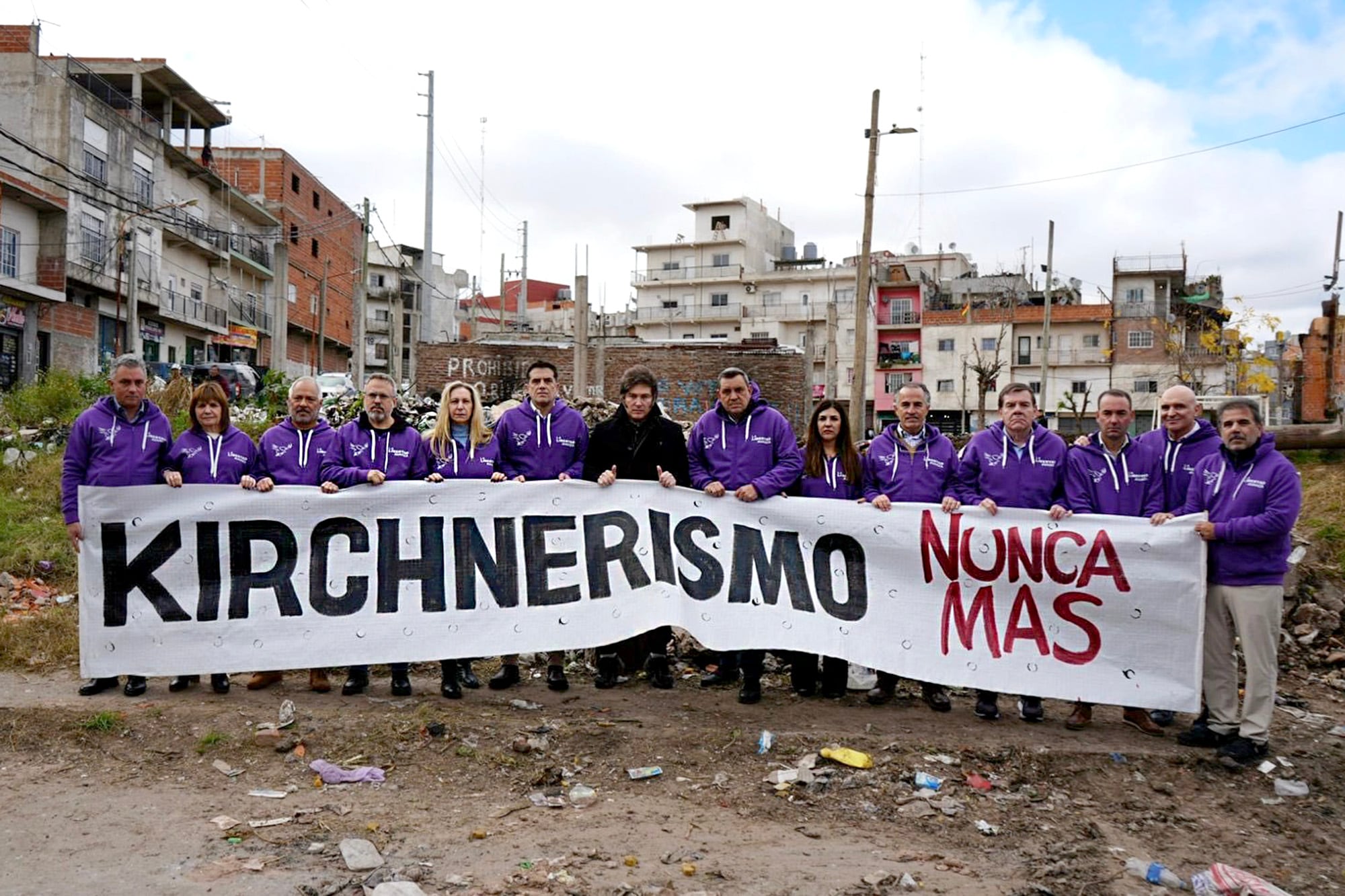 Milei inauguró la campaña bonaerense con una foto en La Matanza, junto a sus candidatos seccionales.