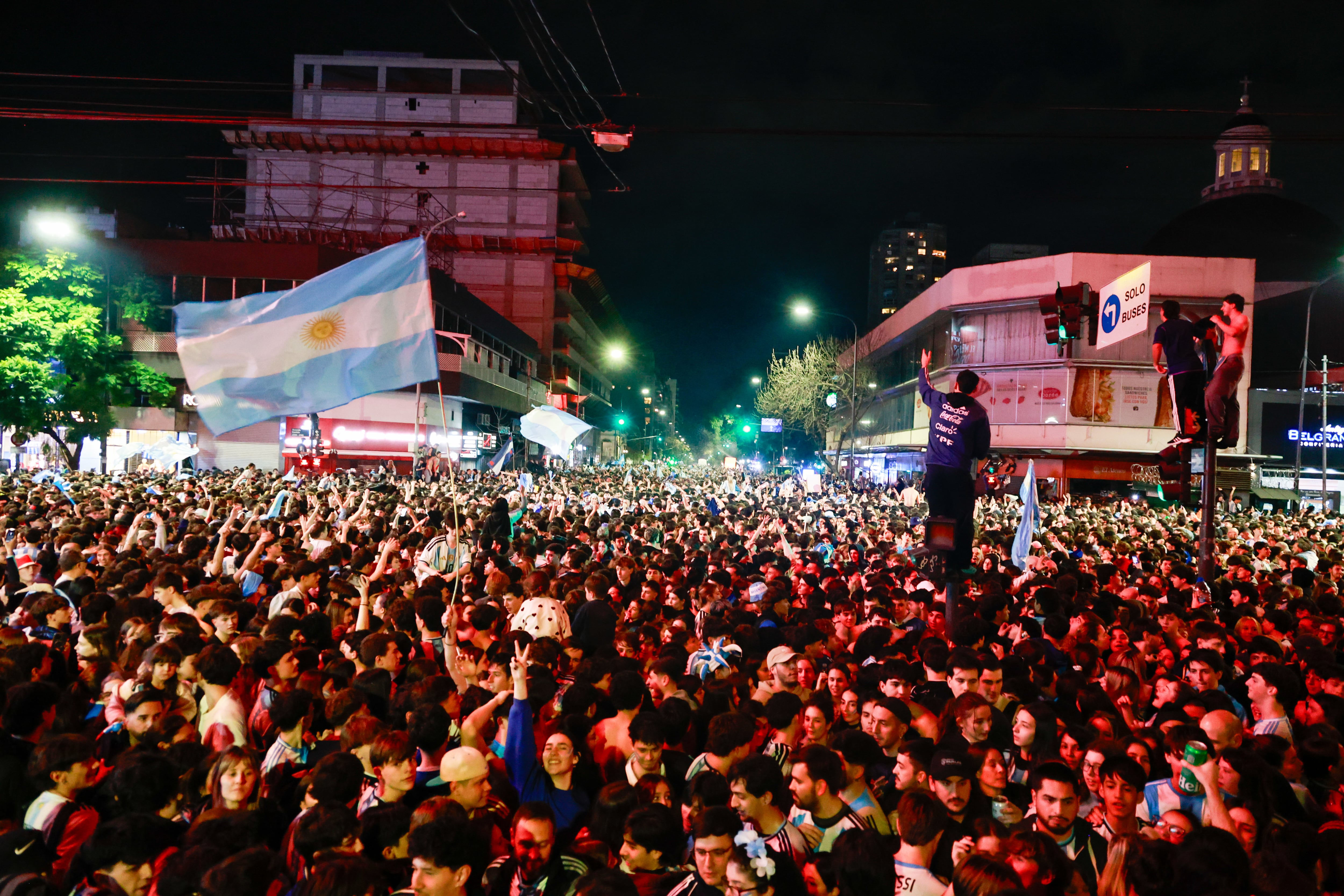 Los porteños deliran en la esquina de Cabildo y Juramento, Belgrano