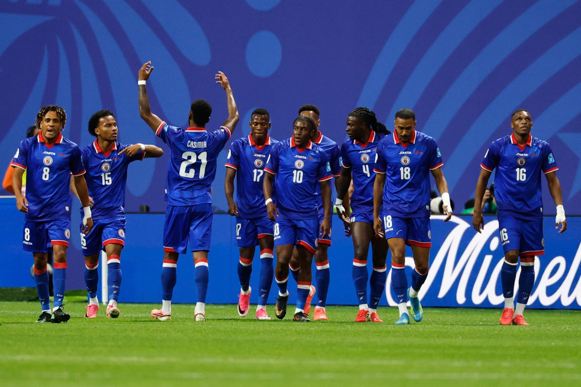 Un festejo de Haití, que jugó su mejor partido mundialista en la despedida (AP Photo/Erik S. Lesser)
