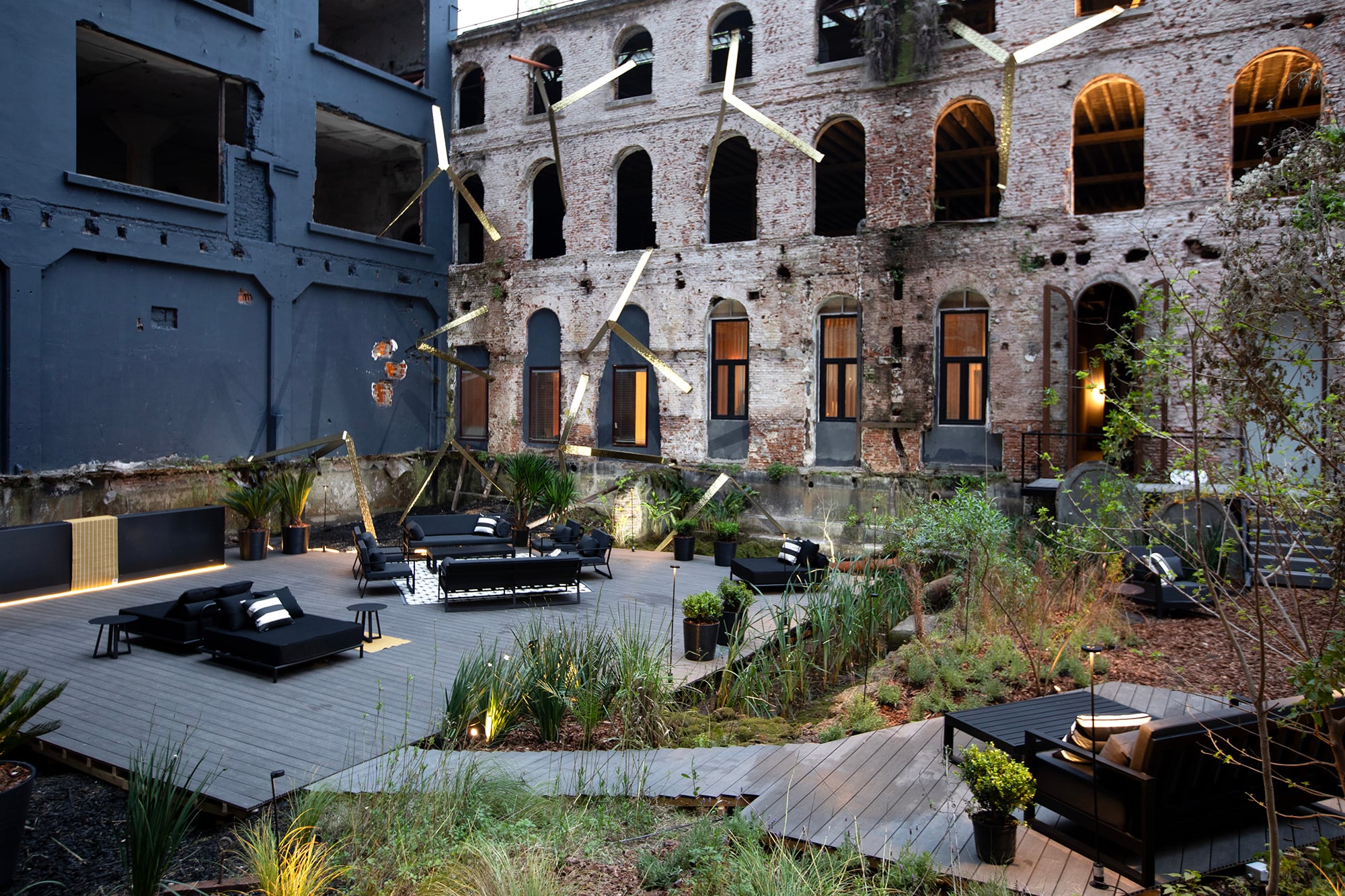 El espacio 18 de Guadalupe Diez se proyectó como un gran espacio con decks y mobiliario de líneas modernas. Sobre la fachada del edificio trepan estructuras doradas de acero inoxidable