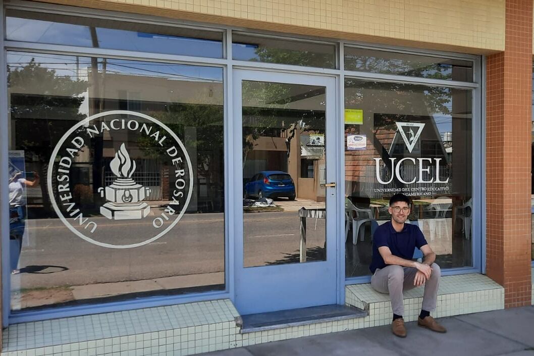 Simón en la puerta de la universidad